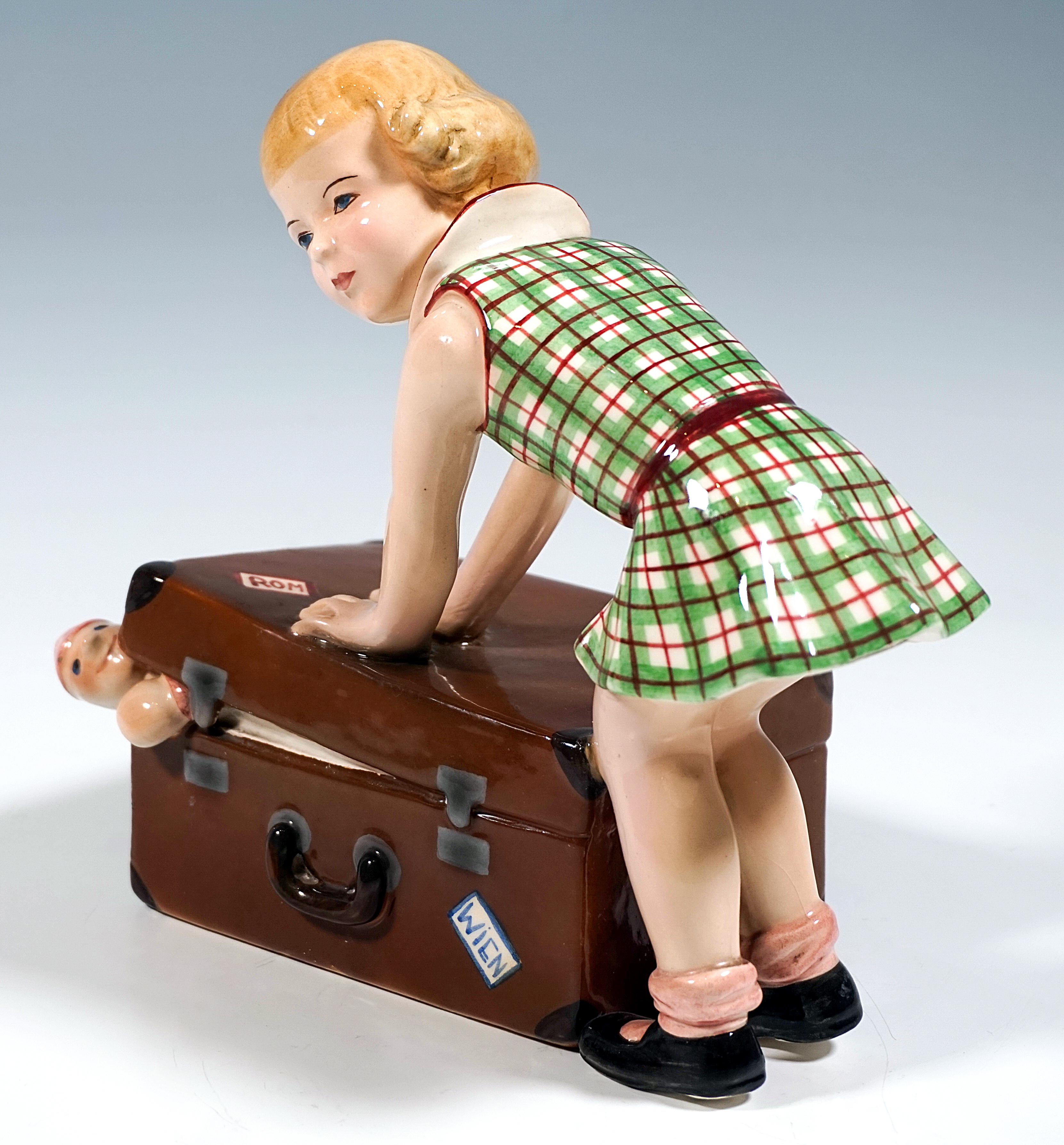 Figurita vienesa Goldscheider, Niña cerrando una maleta, por Dakon, Ca. 1937 Austríaco en venta