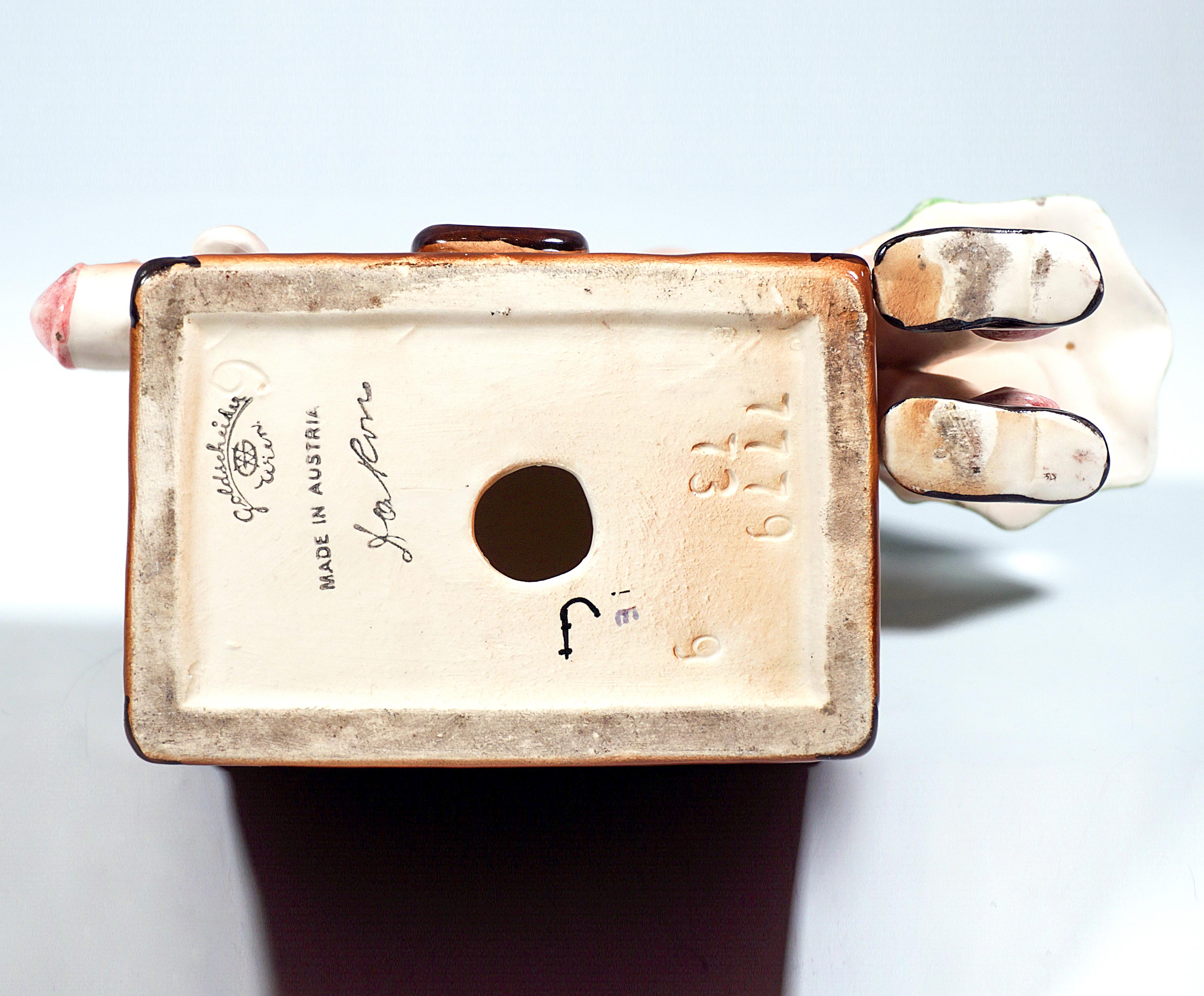 Figurita vienesa Goldscheider, Niña cerrando una maleta, por Dakon, Ca. 1937 en Bueno estado para la venta en Vienna, AT