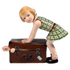 Figurita vienesa Goldscheider, Niña cerrando una maleta, por Dakon, Ca. 1937