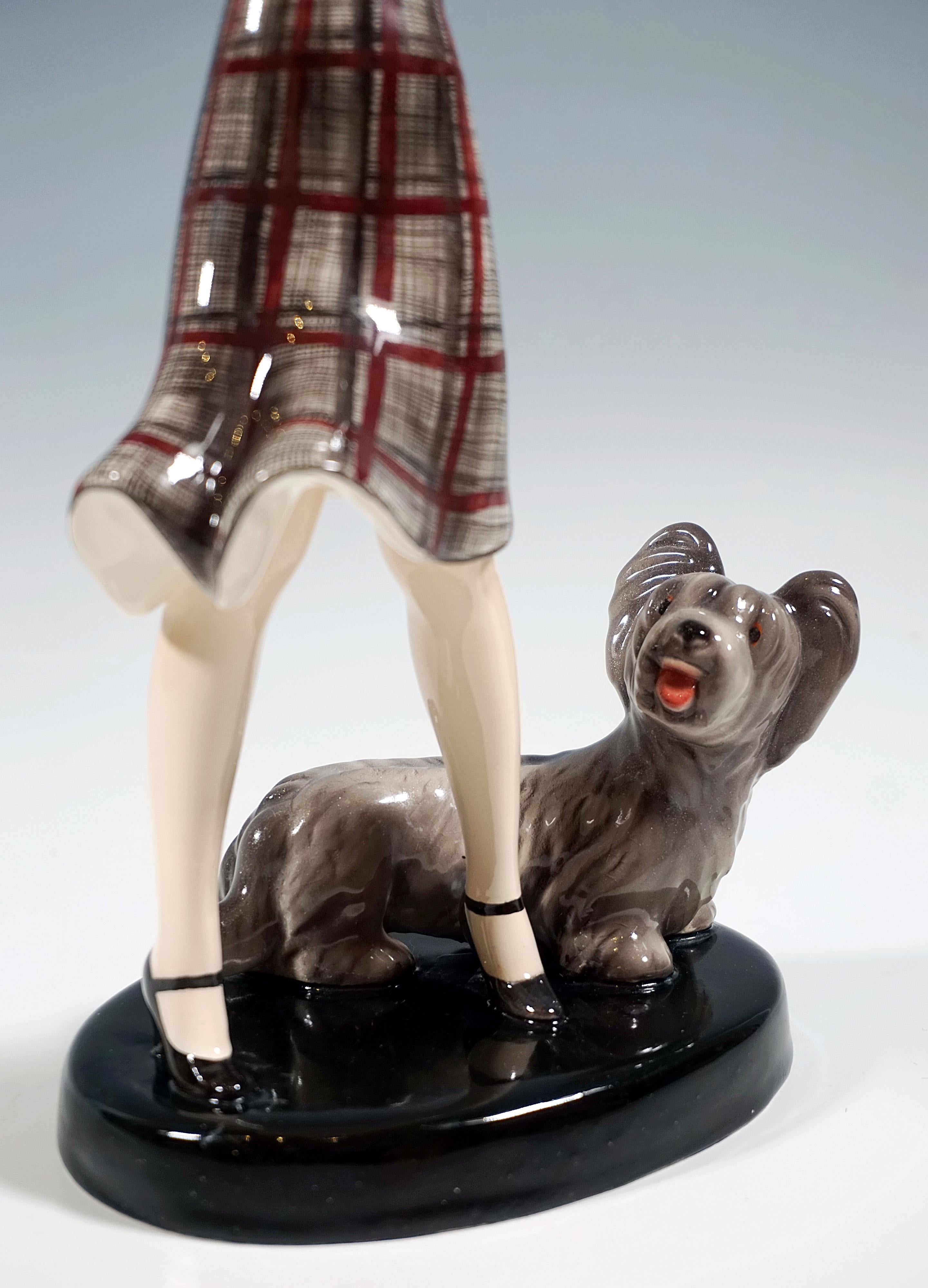 Goldscheider Wiener Mädchen mit Parasol und Terrier, Stephan Dakon, um 1935 (Mitte des 20. Jahrhunderts)