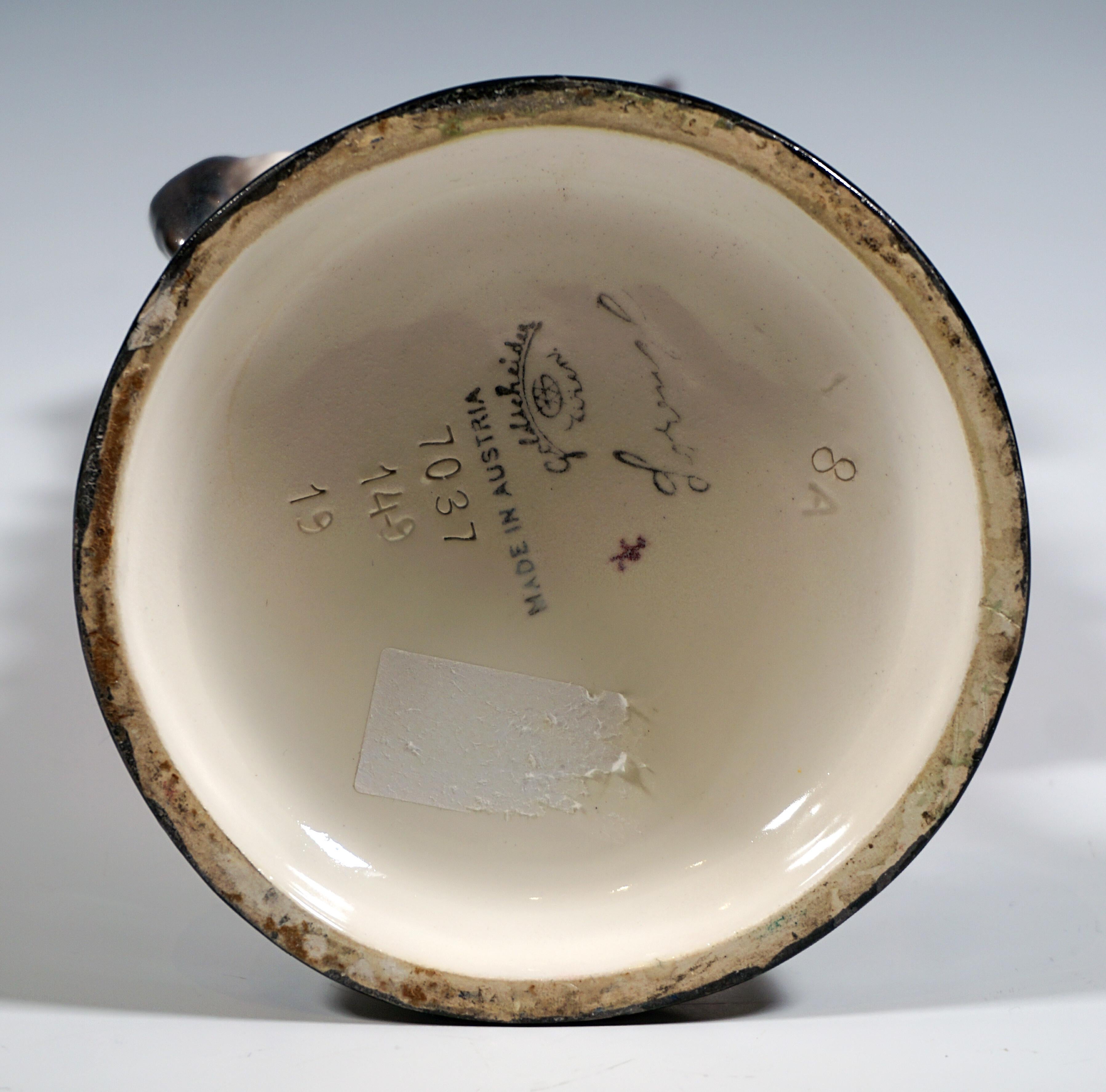 Grupo Goldscheider Viena 'Celos' Dama elegante con pequinés, Lorenzl Ca 1935 en Bueno estado para la venta en Vienna, AT
