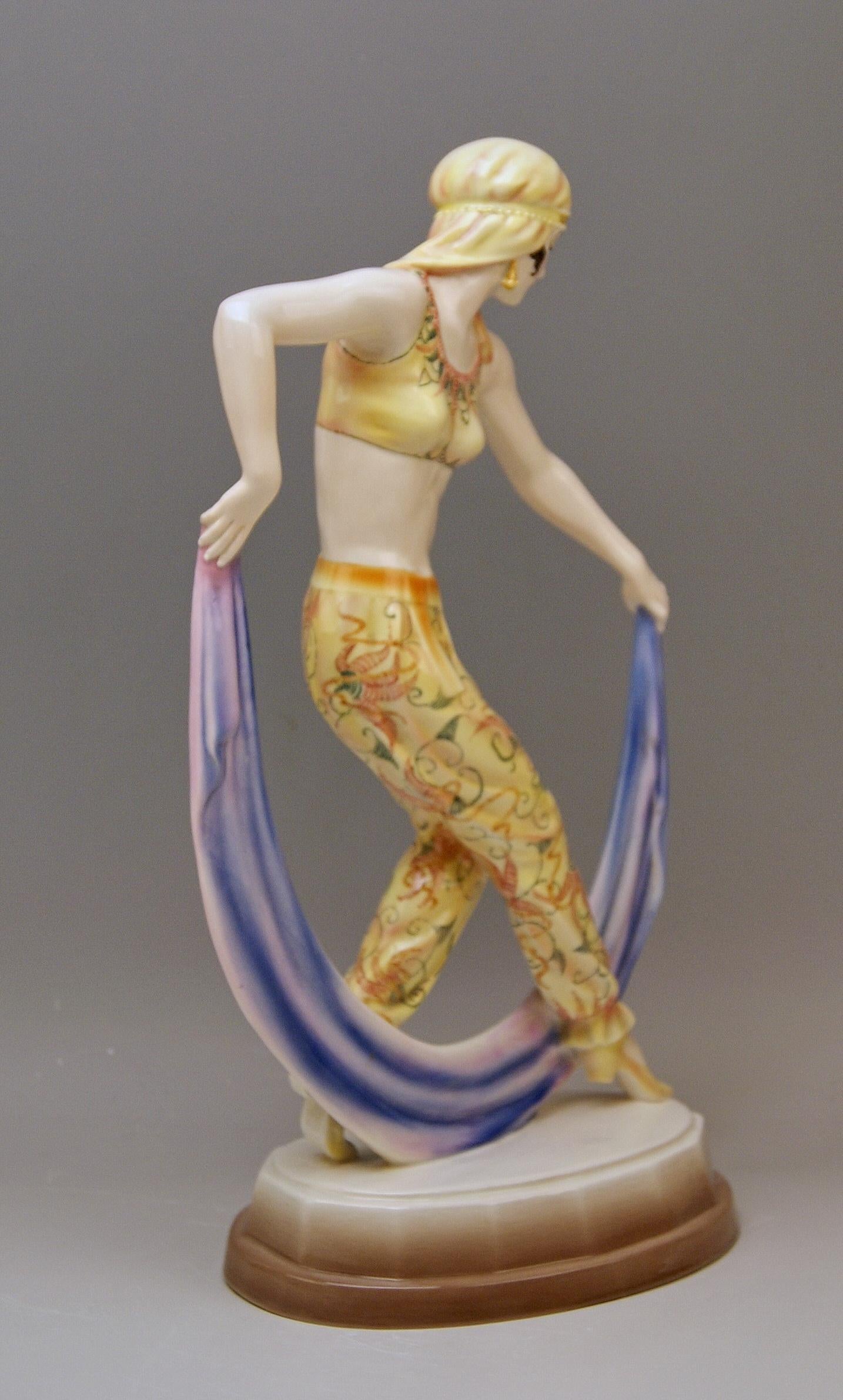 Weibliche orientalische Figur, die ein Kostüm trägt: Große Odaliske

Entworfen von Josef Lorenzl (1892-1950) / einer der wichtigsten Designer, der in der Zeit von 1920-1940 für die Goldscheider Manufaktur tätig war / Entworfen um
