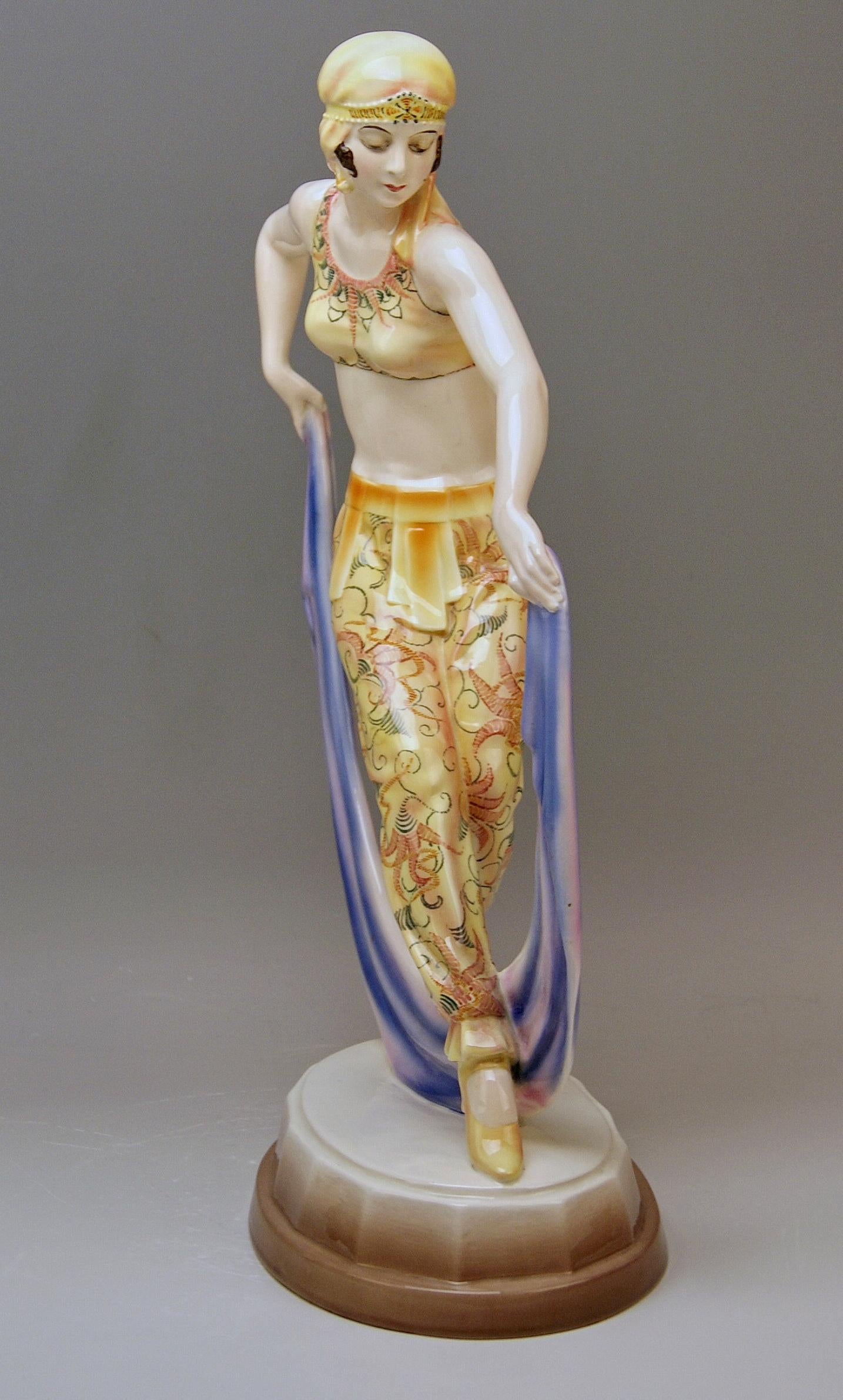 Goldscheider Vienna Lady Tall Odalisque Modell 5613 von Josef Lorenzl (Gemalt) im Angebot