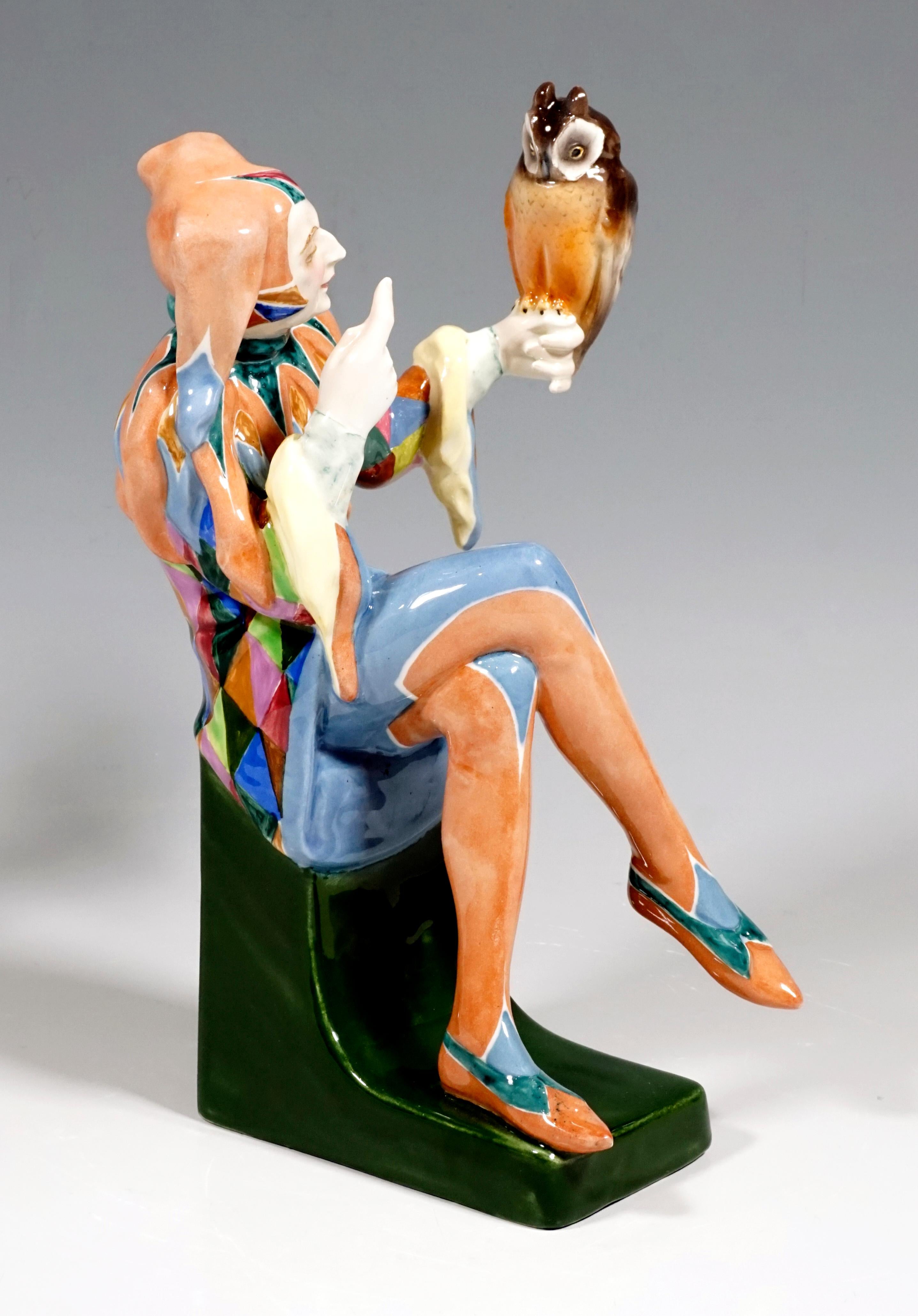 Exceptionnelle figurine Art Déco Goldscheider de Josef Lorenzl
Le jeune homme habillé en bouffon avec un bonnet de fou repose sur un socle vert. Un hibou est posé sur sa main gauche tendue. Avec l'index droit levé, le fou semble réguler l'oiseau.