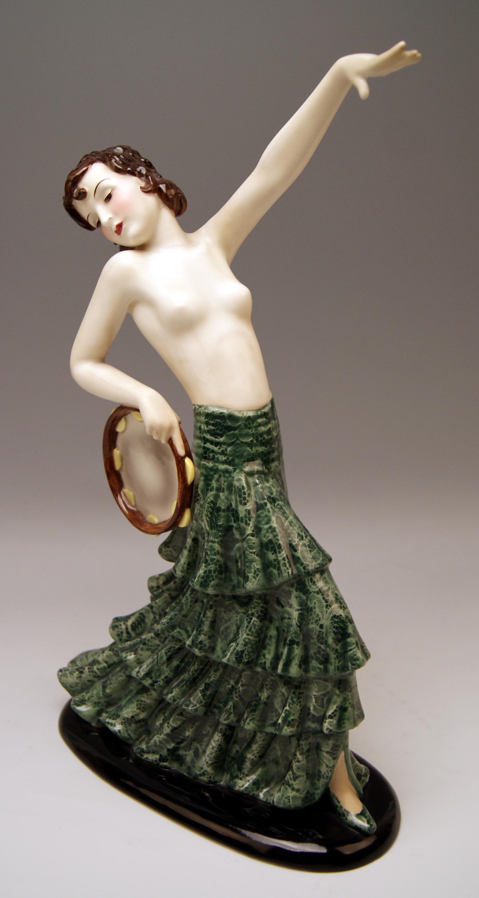 Art déco Goldscheider Vienna Spanish Lady Dancer avec Tambourine Modèle 7699 Dakon:: 1938 en vente