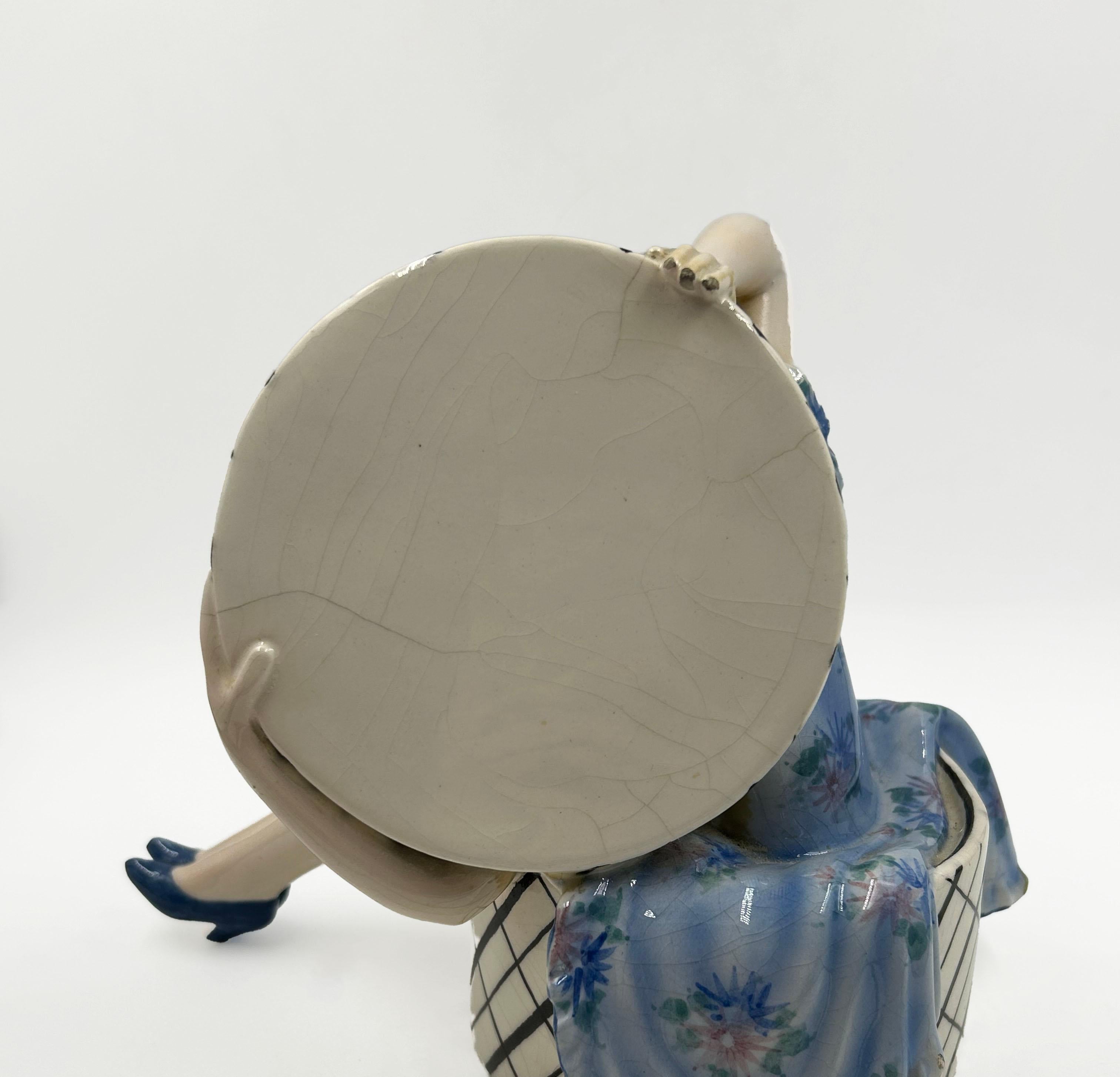 Goldscheider Vienna 'Surprise' Ragazza seduta su un carillon di Dakon, circa 1935
Un'affascinante statuetta in porcellana, 