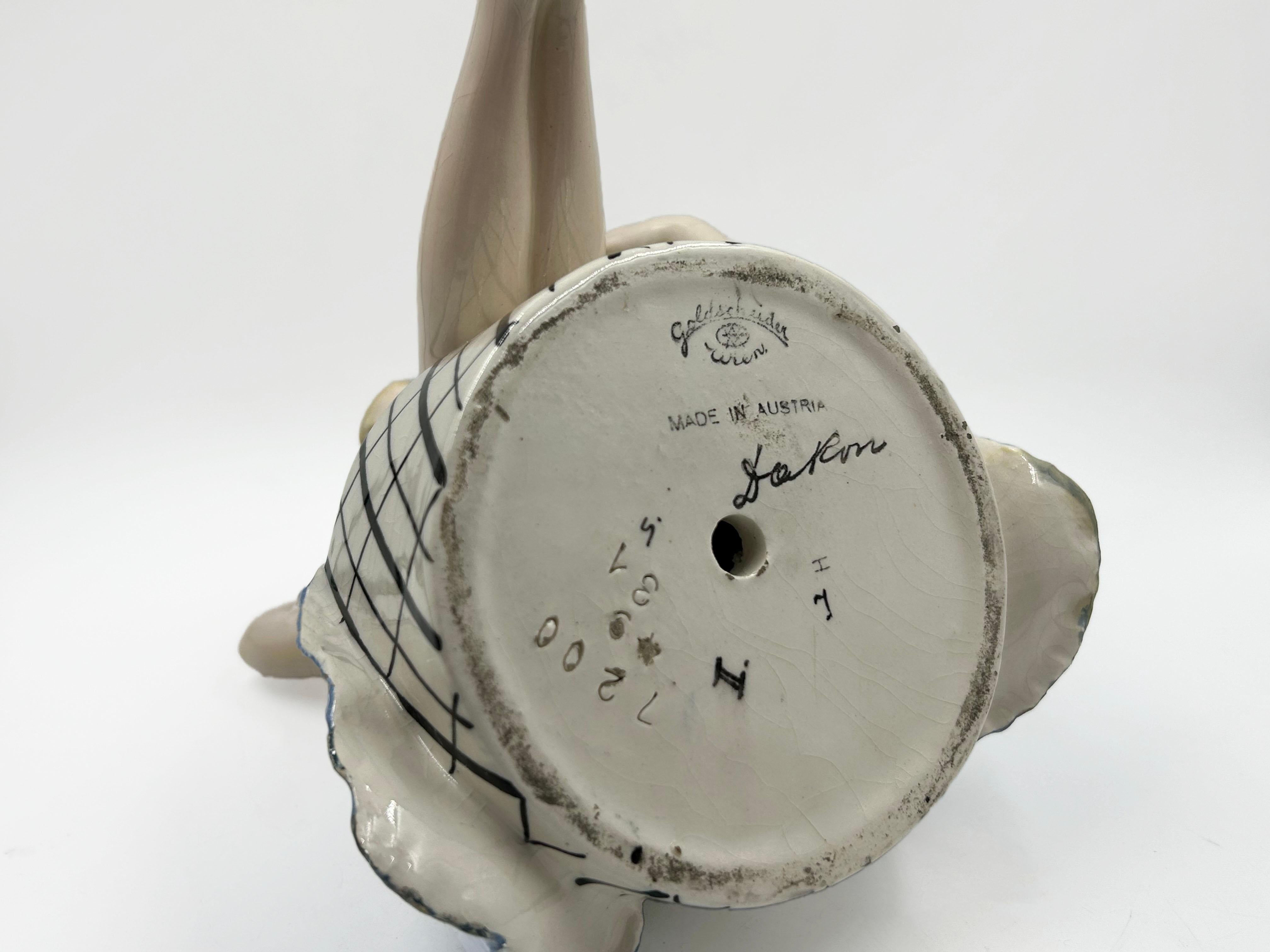 Art Déco Goldscheider Vienna 'Surprise' Girl Sitting in a Bandbox by Dakon, circa 1935 in vendita