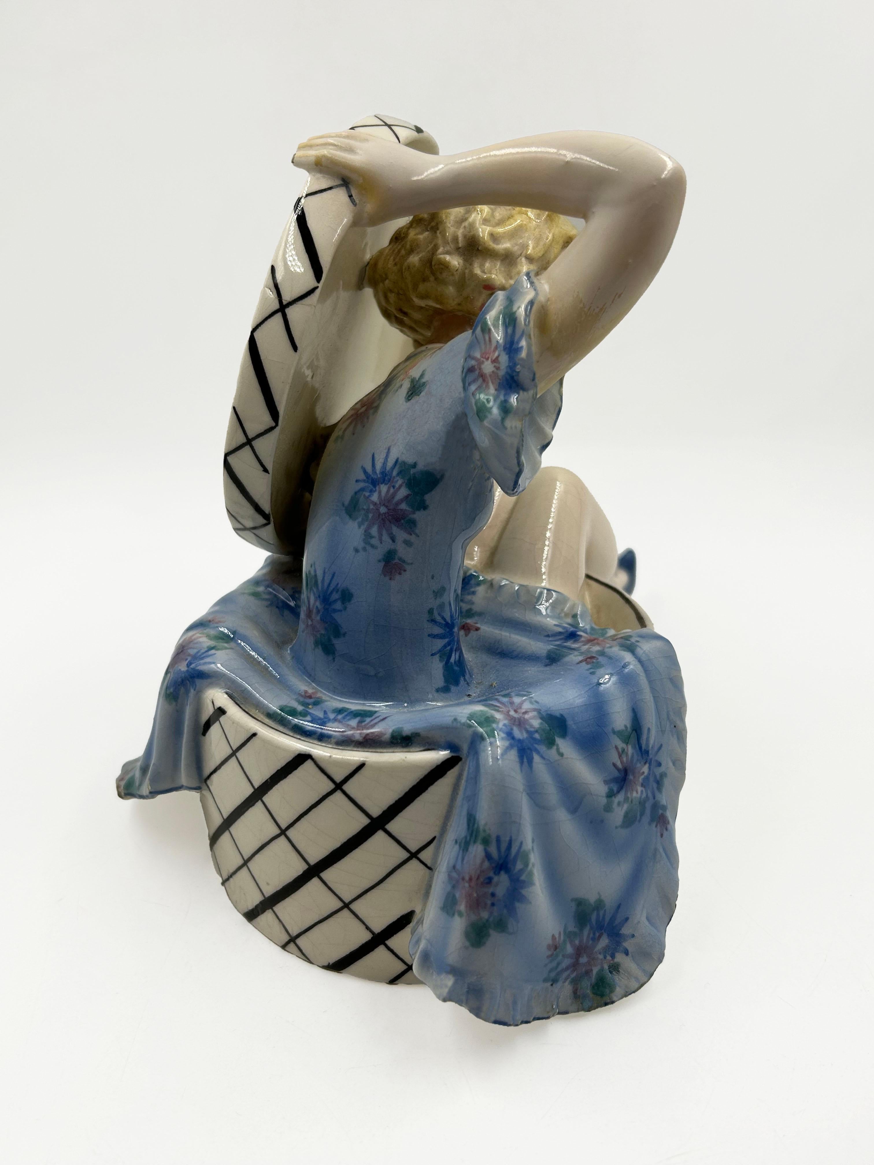 Austriaco Goldscheider Vienna 'Surprise' Girl Sitting in a Bandbox by Dakon, circa 1935 in vendita