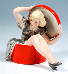 Goldscheider Wiener „Überraschung“, Mädchen sitzt in einer Bandbox, Dakon, um 1935