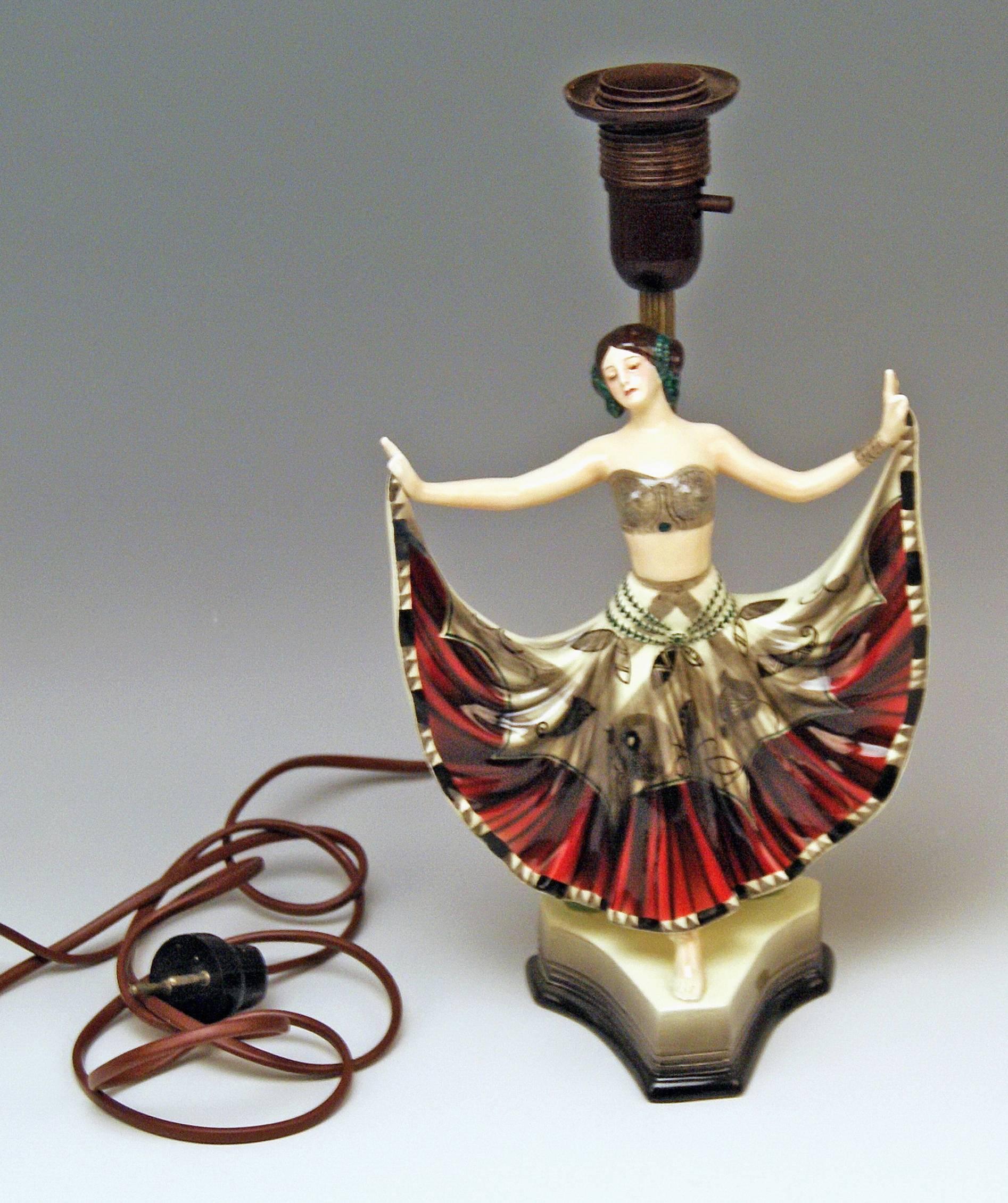 Goldscheider Wien prächtige Tischlampe mit Damenfigur namens Ruth

Modell erstellt von ROSÉ (= Pseudonym eines Künstlers / rückseitig signiert) 
Entworfen, ca. 1911-1912.

hergestellt ca. 1925-1930 
Modellnummer 5171 / 127 / 6