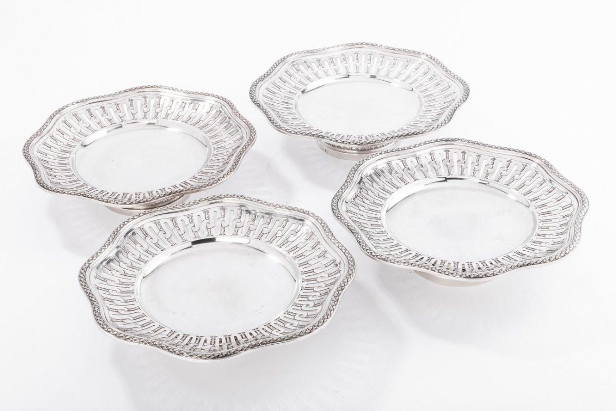 Modelo montado sobre un pedestal redondo decorado con una hoja de laurel y rematado por una copa polilobulada cuyo borde interior está cincelado y perforado con estrías y rodeado por un friso de laurel. 

Dimensiones: Diámetro 26,5 cm - Altura 6,5