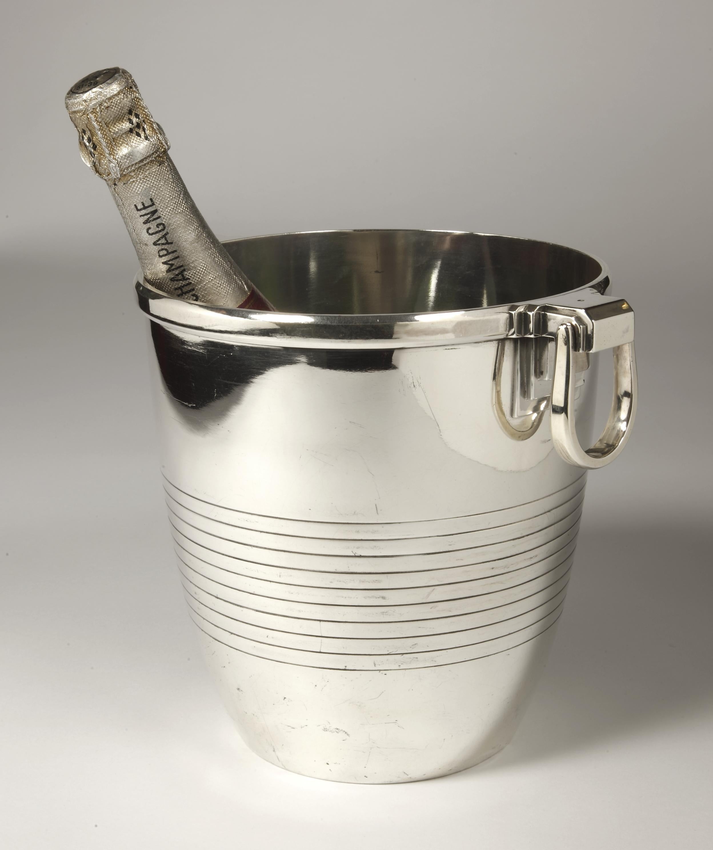 Solid silver wine cooler, Minerva hallmark circa 1930, ovoid shape with flat bottom, plain body and ribbed halfway up. On each side and applies two removable handles.

silverware -

Dimensions: Height 21,5 cm, Diameter: 21 cm

Weight: 1845