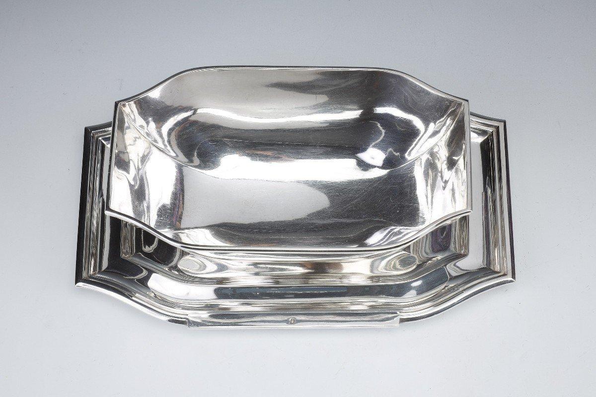 Sauce boat in plain solid silver, with screwed adherent tray, octagonal in shape with curved sides following the line of the tray.
Dimensions: length 23.5 cm - width 14 cm - height 7.5 cm
Material: 1st grade silver 950/°°
Weight: 668 grams
Hallmark:
