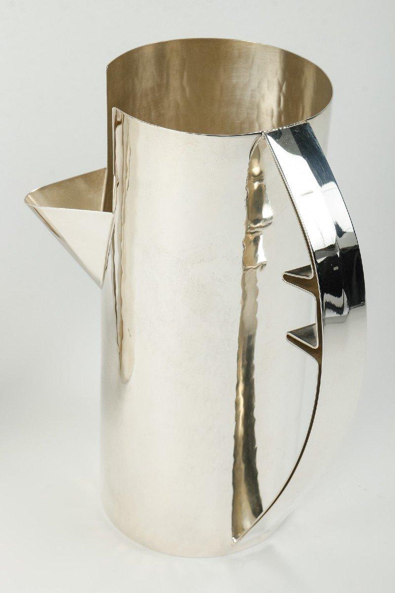 2 Pitchers In Sterling Silver Hand-hammered, plain body flanked by an arcuate handle and a pouring spout located at 3/4 of the body.

Dimensions: Vermeil interior pitcher height 22.5 cm – Diameter 10 cm

                       Weight 612 grams

    