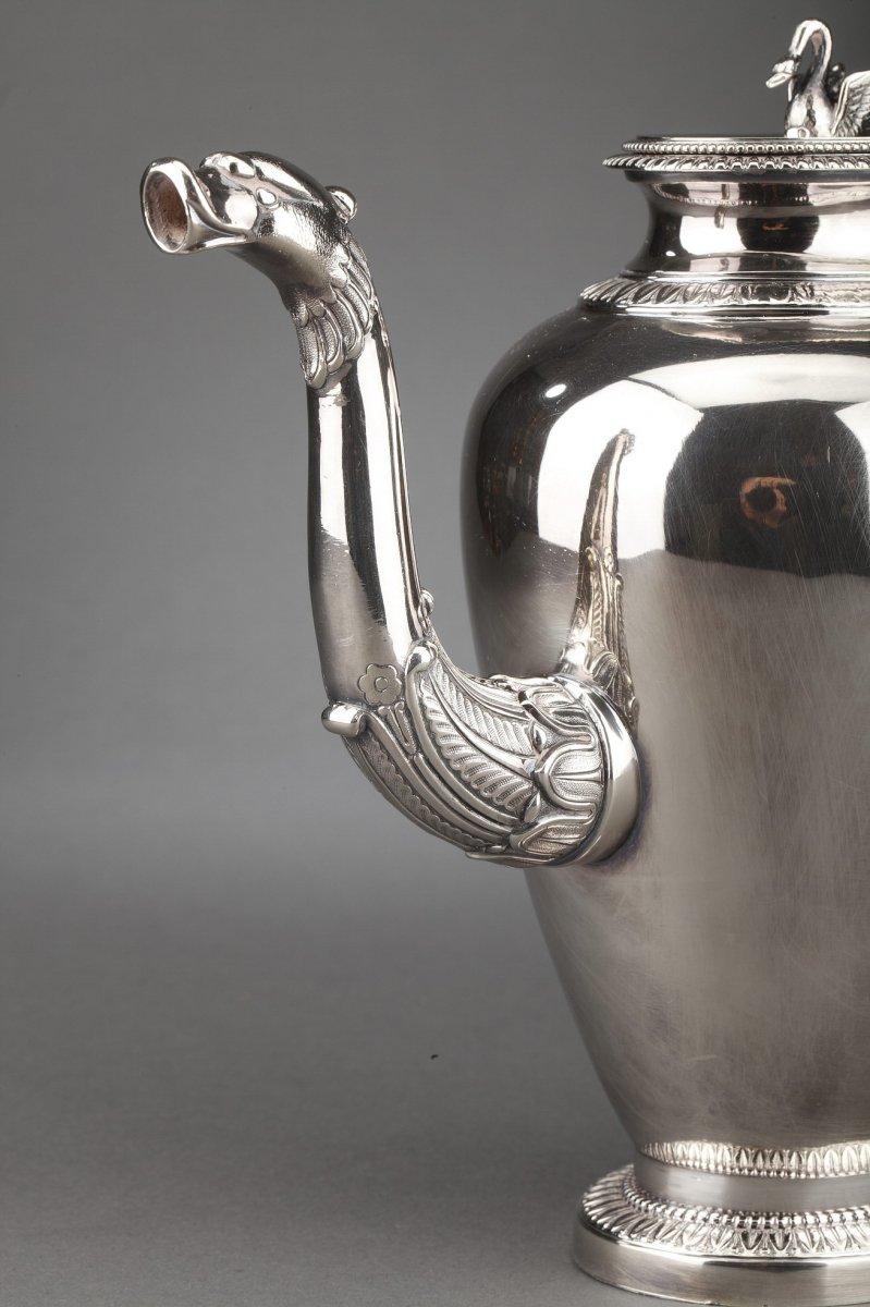 Ovoid-shaped solid silver teapot decorated with palm leaves, zoomorphic spout, cover taken represented by a swan with outstretched wings, blackened pear handle. empire style.
Dimensions: height with handle 27 cm width 12 cm
Material: silver 1st