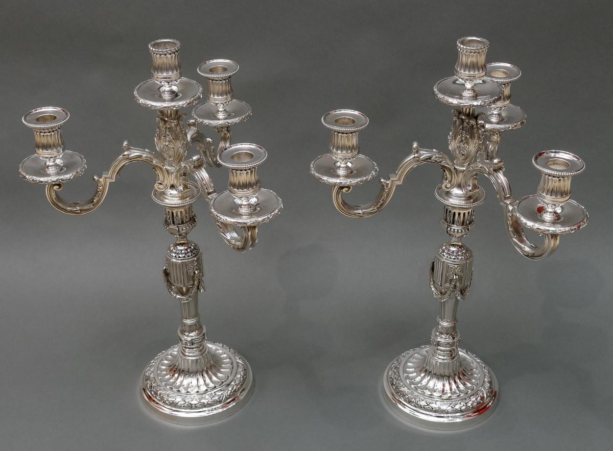 Pair of candelabra in solid silver worked in chiseled melting, the removable bouquet with four lights in two rows is placed on a shaft with chiseled decoration of laurel friezes, gadroons, and falling acanthus leaves.

Dimensions: height 47.5 cm -