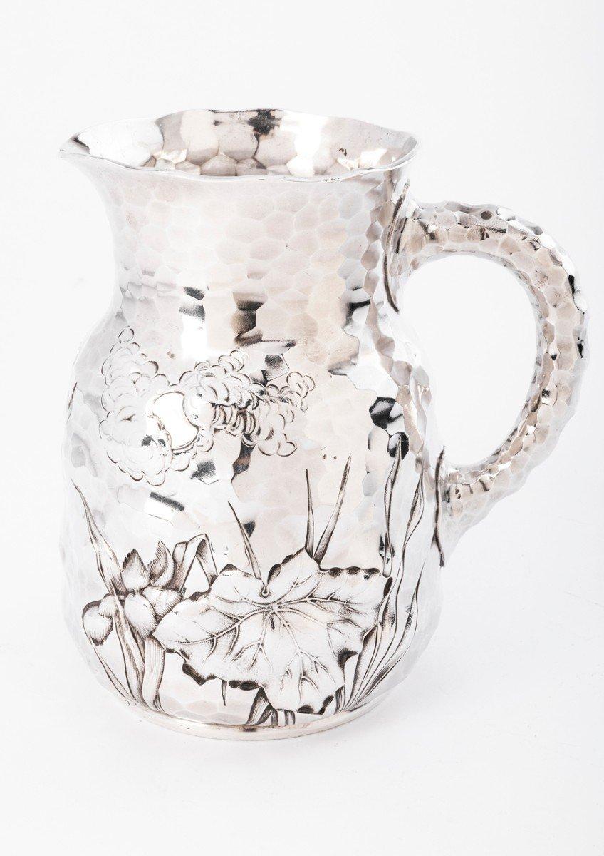 Magnificent PITCHER in hammered sterling silver decorated with hops leaves, reeds and a stork, flanked by a hammered handle applied as an applique. Japanese decor.
Dimensions: height 19.5 cm diameter at the neck 11 cm - base diameter 10.5