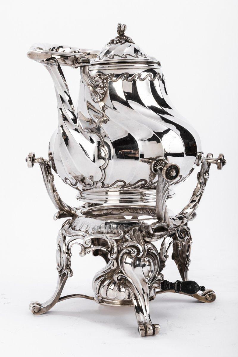 Silver samovar consisting of a four - legged scrolling support supporting an ebony frog burner surmounted by a large twisted jug with waves and foliage.

handle and spout twisted

Dimensions: height 33 cm - total height with handle 40 cm

          