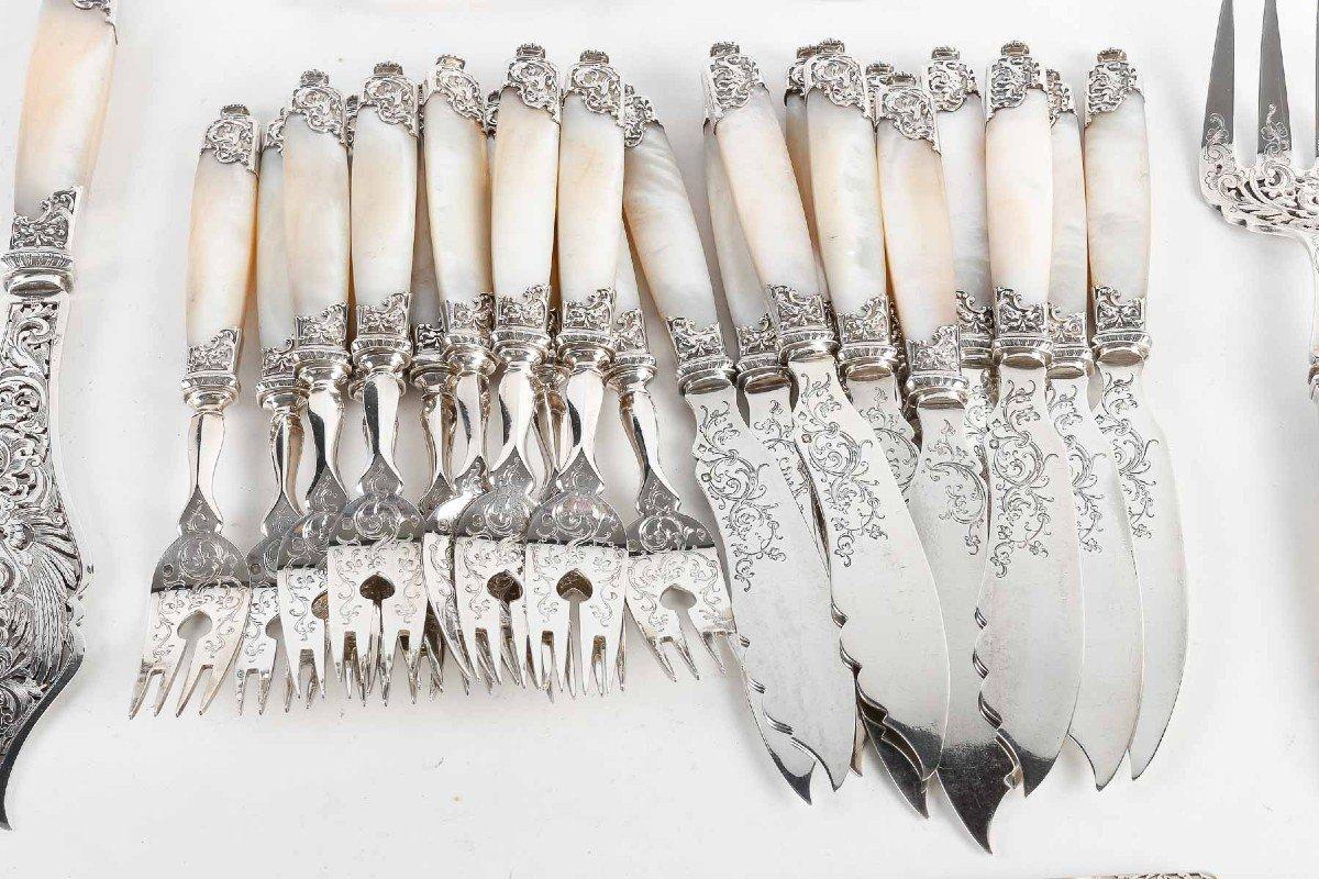 12er Set Fischbesteck aus massivem Silber und Perlmuttgriff mit sehr guter Qualität der Silberspitze. Die Gabel und die Klinge des Messers sind zart mit Blattarabesken geschnitzt.

Abmessungen: Gabel Länge 20 cm - Breite 2,5 cm

                    