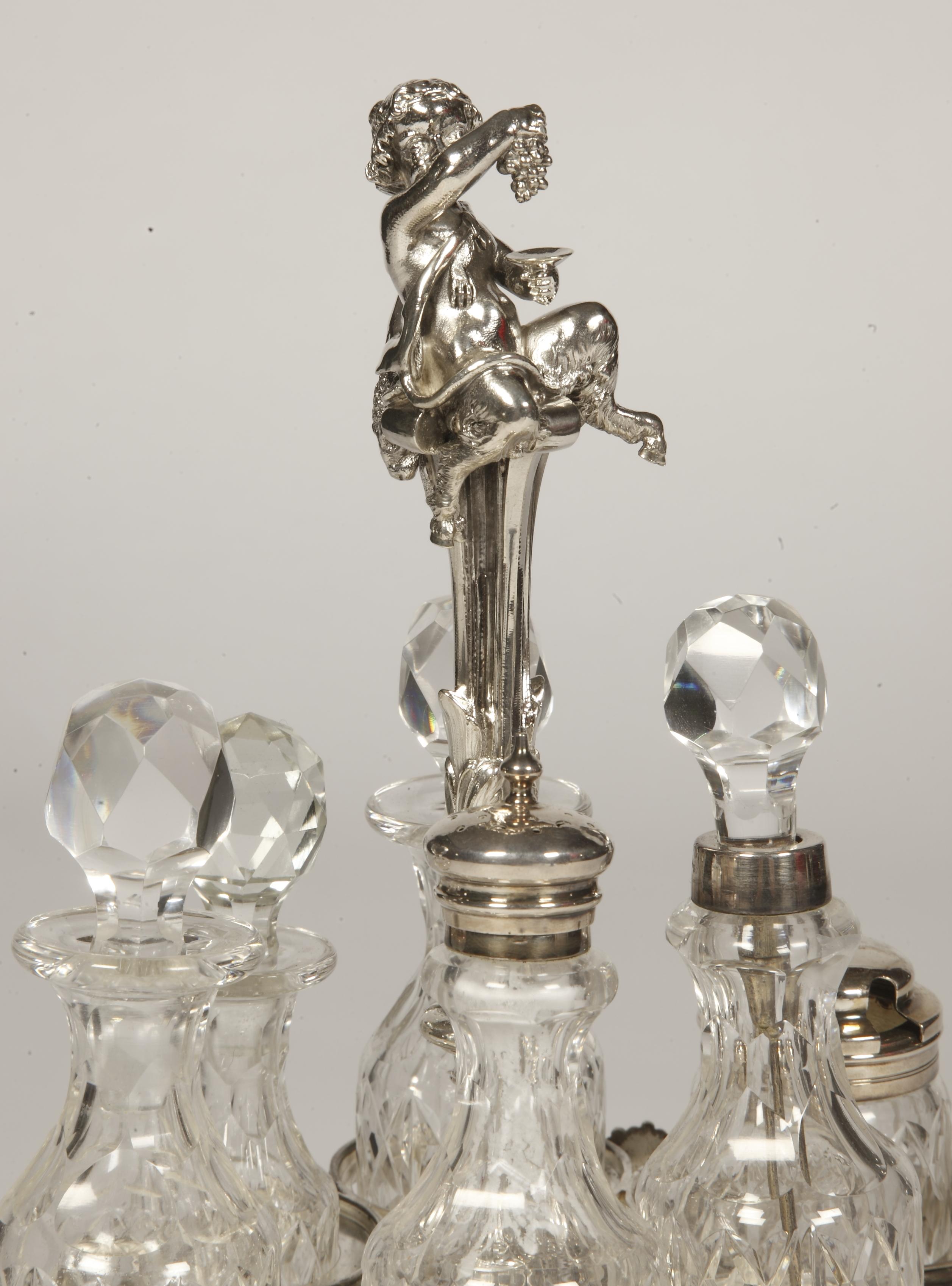 Goldsmith Odiot - Cabaret With Condiments In Sterling Silver And Crystal Bottles In Excellent Condition For Sale In SAINT-OUEN-SUR-SEINE, FR