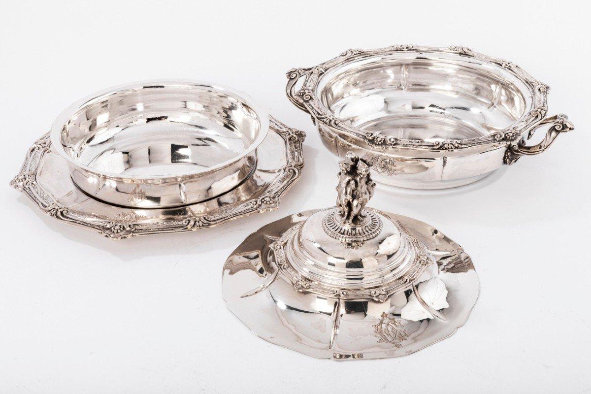 Goldsmith ODIOT - Vegetable dish on its platter in solid silver XIXth Legumier in solid silver, round in shape, the plain body with pinched ribs, is bordered at the neck by a frieze of interlacing, flowers, and buttons punctuating the ribs, decor