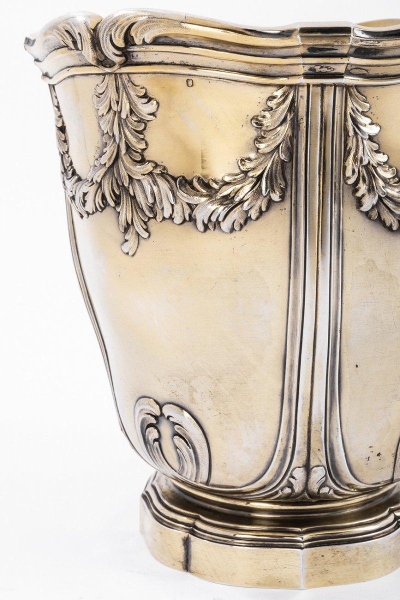 Vermeil refresher decorated with leafy garlands, the base and the neck fretwork surrounded by strong nets. Dimensions: height 22 cm - diameter of the base 12.5 cm - diameter of the collar 21 cm Material: vermeil silver 1st grade Weight: 1185 grams