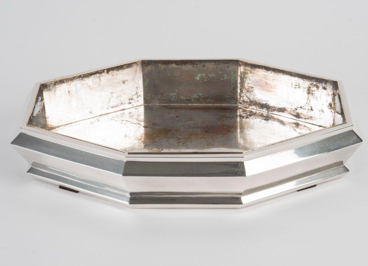 Rare modernist silver planter forming a centerpiece. The body in eight flared facets treated in the style of Czech cubism, the base emphasizing this shape. Silver metal interior.
Dimensions: length 39 cm width 26 cm height 7 cm
                     