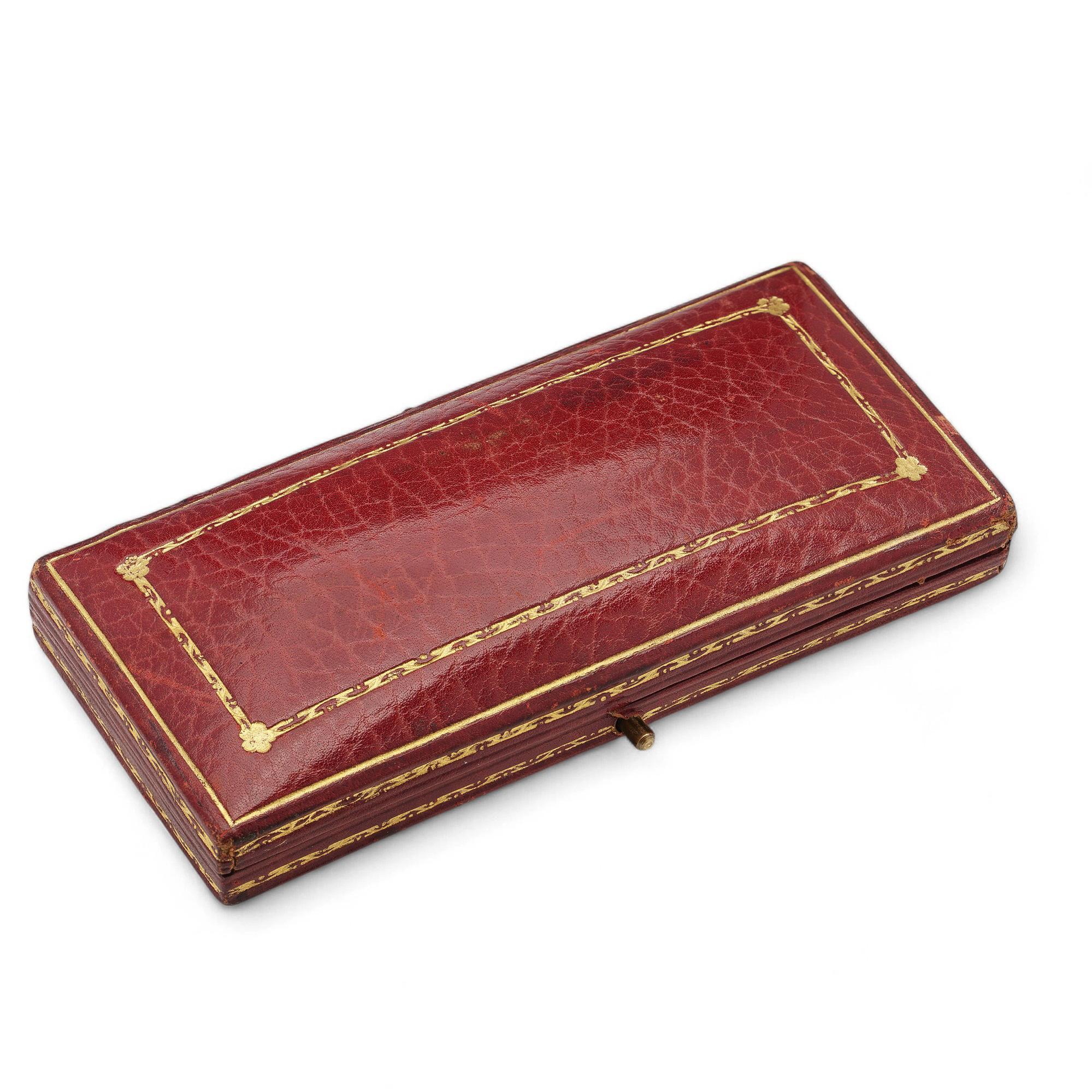 Boîte à broches rectangulaire avec un extérieur poli et un intérieur doublé de velours. Le nom de la marque est embossé sur le couvercle, ce qui lui confère un charme historique.

Une boîte à broches polie par Goldsmiths & Silversmiths Co, alliant