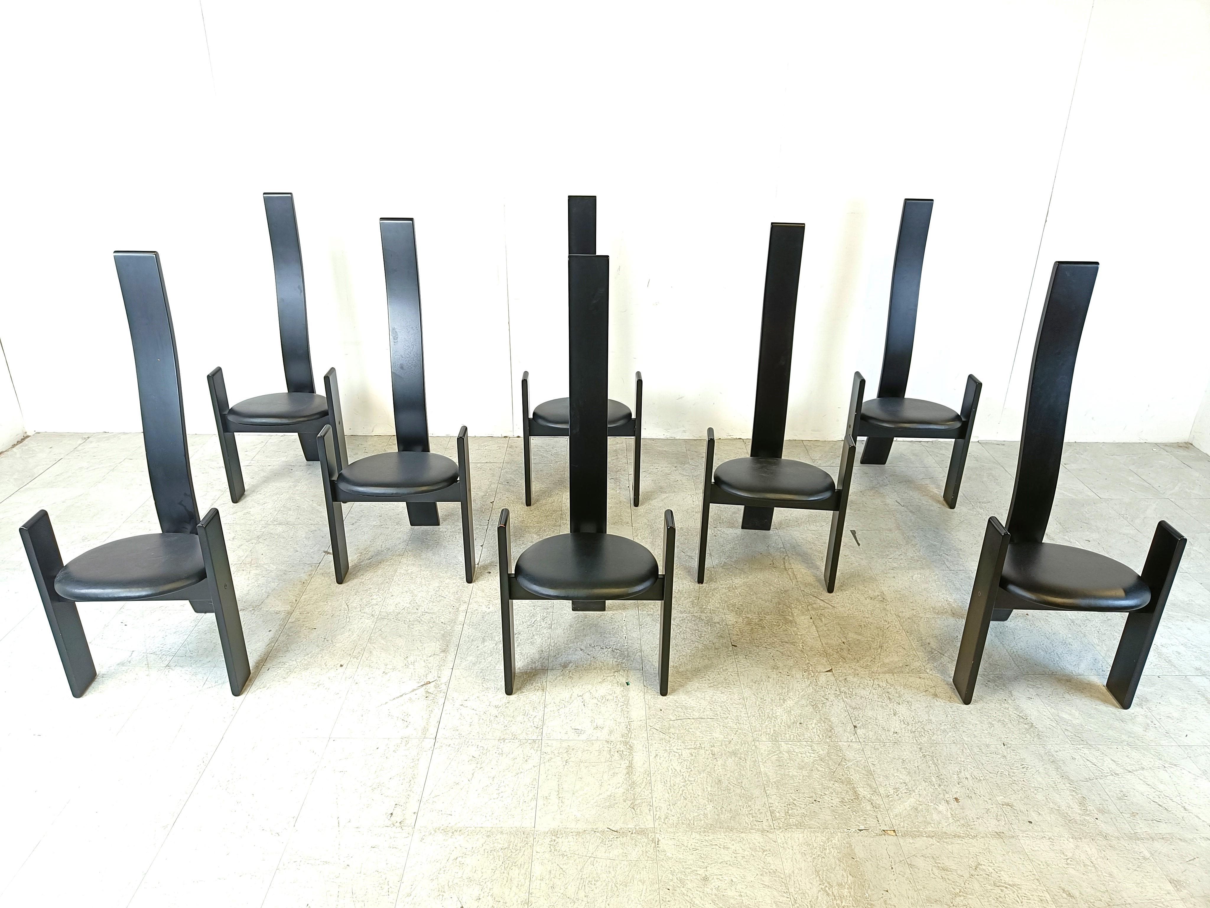 Ensemble de 8 chaises de salle à manger modèle 'Golem' conçu par Vico Magistretti voor Poggi.

Les chaises sont fabriquées en bois laqué noir et recouvertes de skaï noir.

Magnifique design fin et moderne.

Bon état, usure normale liée à l'âge

La