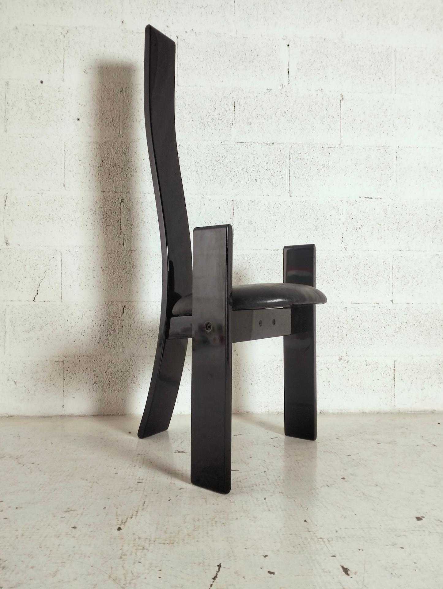 La sedia Golem, disegnata da Vico Magistretti per Poggi nel 1973, è uno degli esempi più significativi del design italiano degli anni Settanta. Magistretti, noto per la sua capacità di combinare funzionalità ed estetica, creò una sedia che non solo