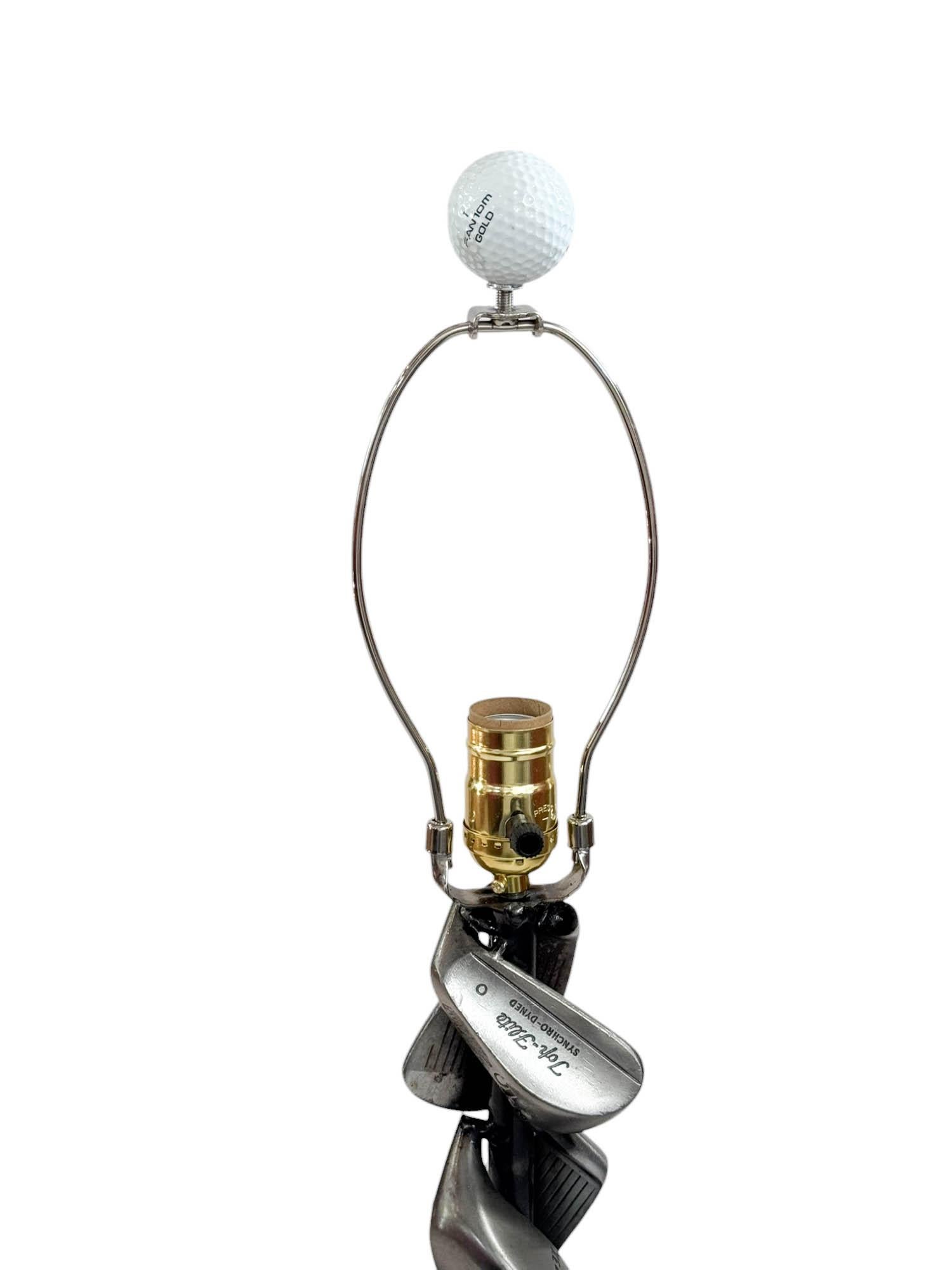 Fait main Lampe de table d'art de golf en vente