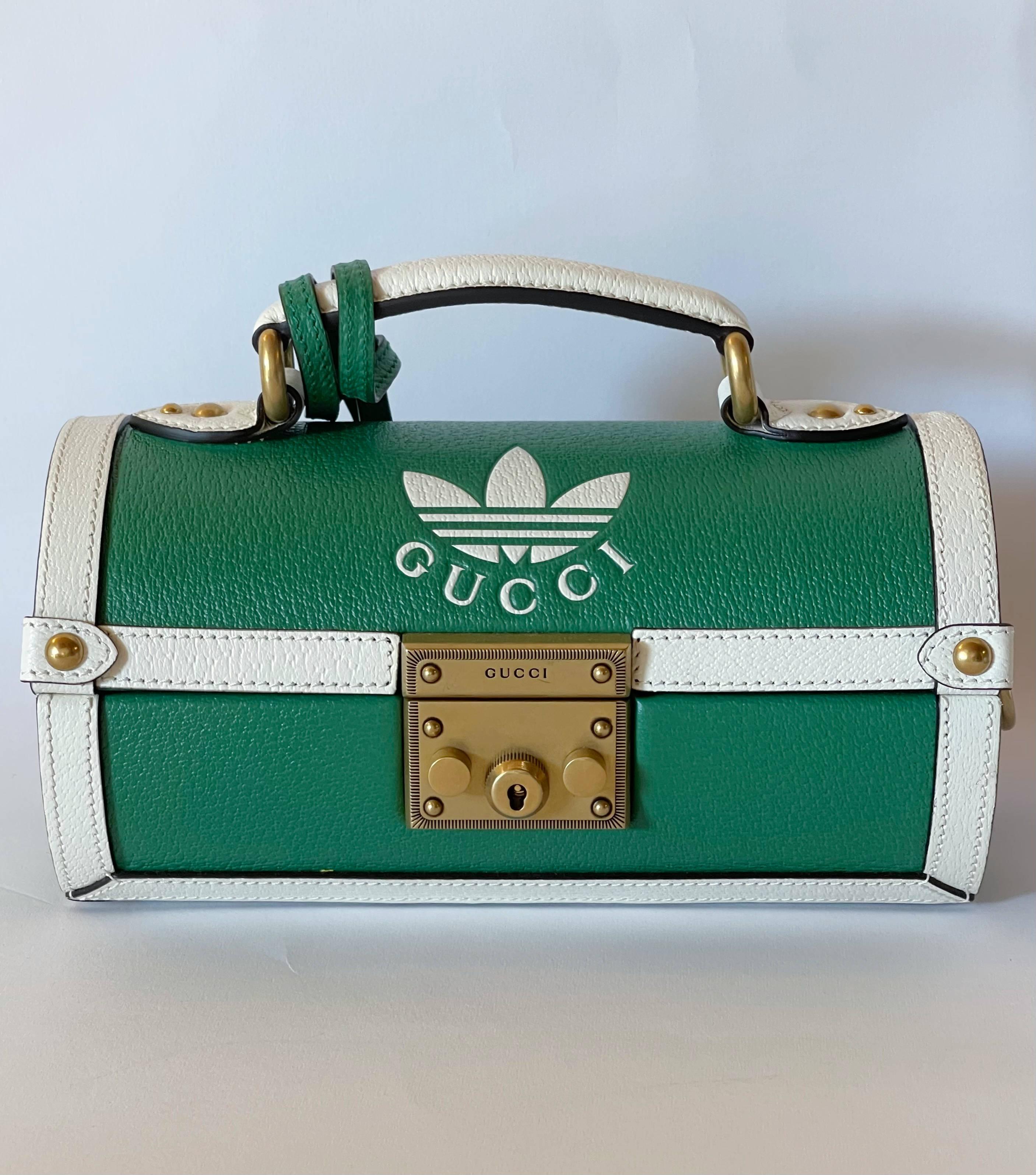 Seltene Limited Edition GUCCI x adidas Golfballtasche Handtasche oder Umhängetasche in grün und weiß, mit abnehmbarem und verstellbarem Schulterriemen und Druckverschluss / made in Italy
Neu, noch nie benutzt / kommt im Originalkarton
Breite: 9 Zoll