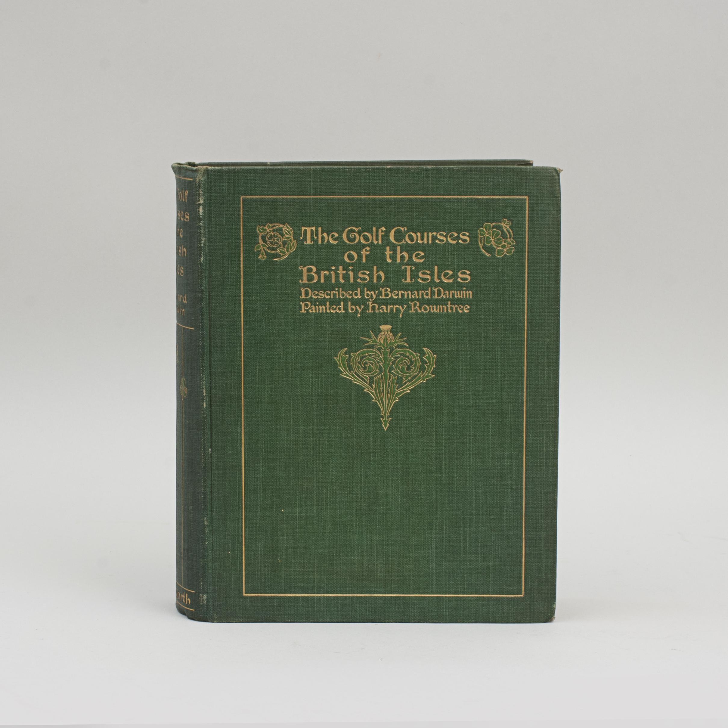 Livre de golf ancien, The Golf Courses of the British Isles Described by Bernard Darwin.
Une fantastique première édition d'un livre de golf écrit par Bernard Darwin, l'un des plus grands écrivains de golf à avoir jamais mis un stylo sur le papier.