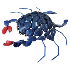 Escultura de cangrejo azul hecha con palos de golf antiguos