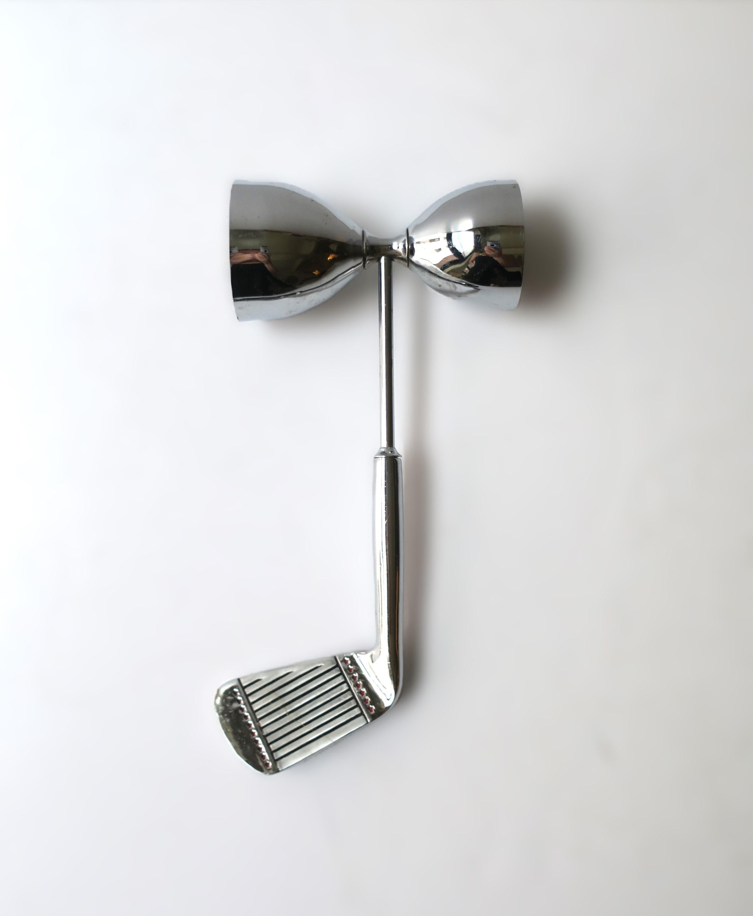 Para los amantes del golf... Medidor de chupitos de licor doble jigger de palo de golf cromado, hacia mediados del siglo XX. Una gran pieza para un amante del golf/mixólogo. Estupendo para un bar, un carrito de bar, para el entretenimiento, como