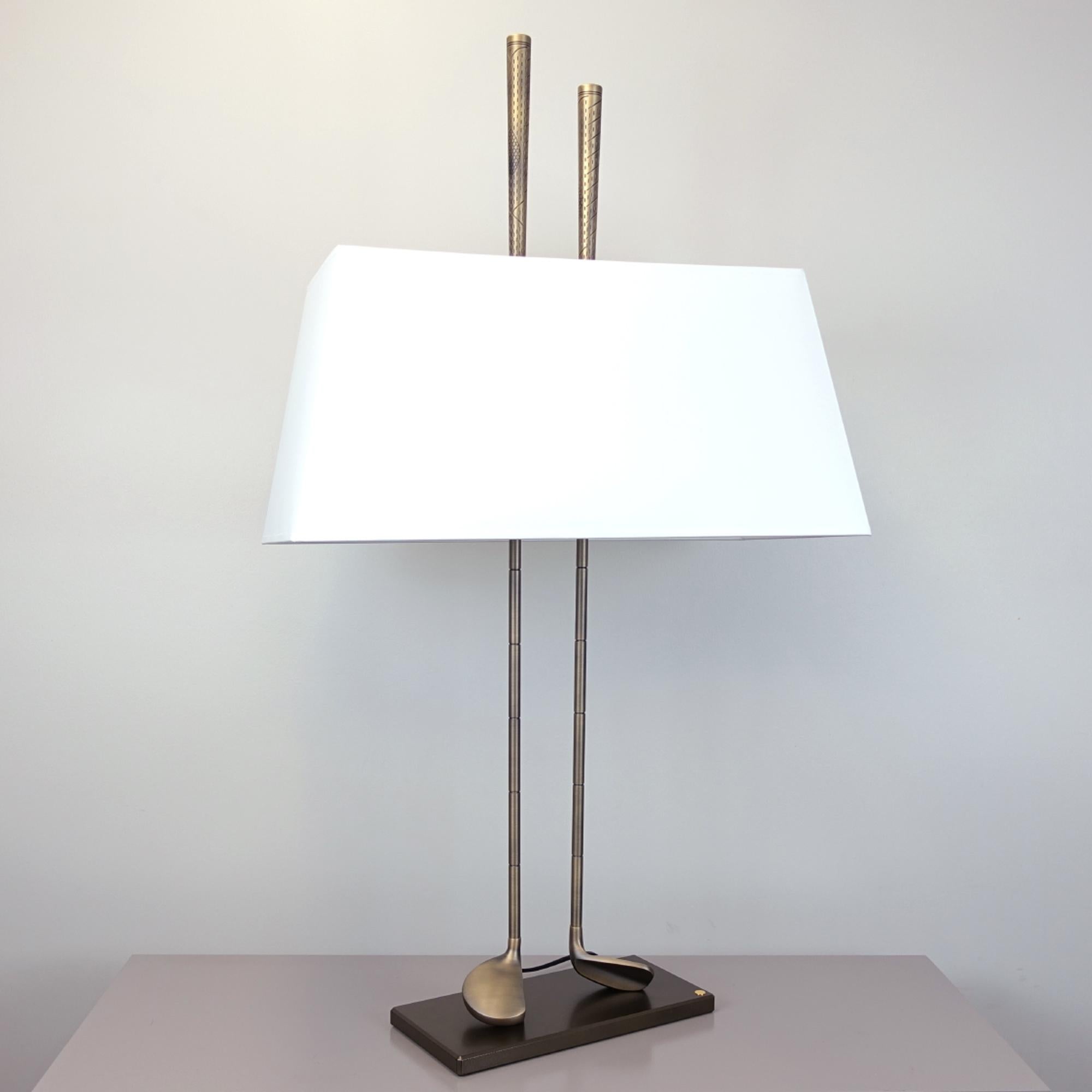 Table lamp golf club with 2 clubs in brass in
vintage brass finish. With white shade
included. 2 bulbs, lamp holder type E14,
max. Limited edition. Edition of 100 pieces.
Made in France.
With customizable plaque to write a name
or a company,