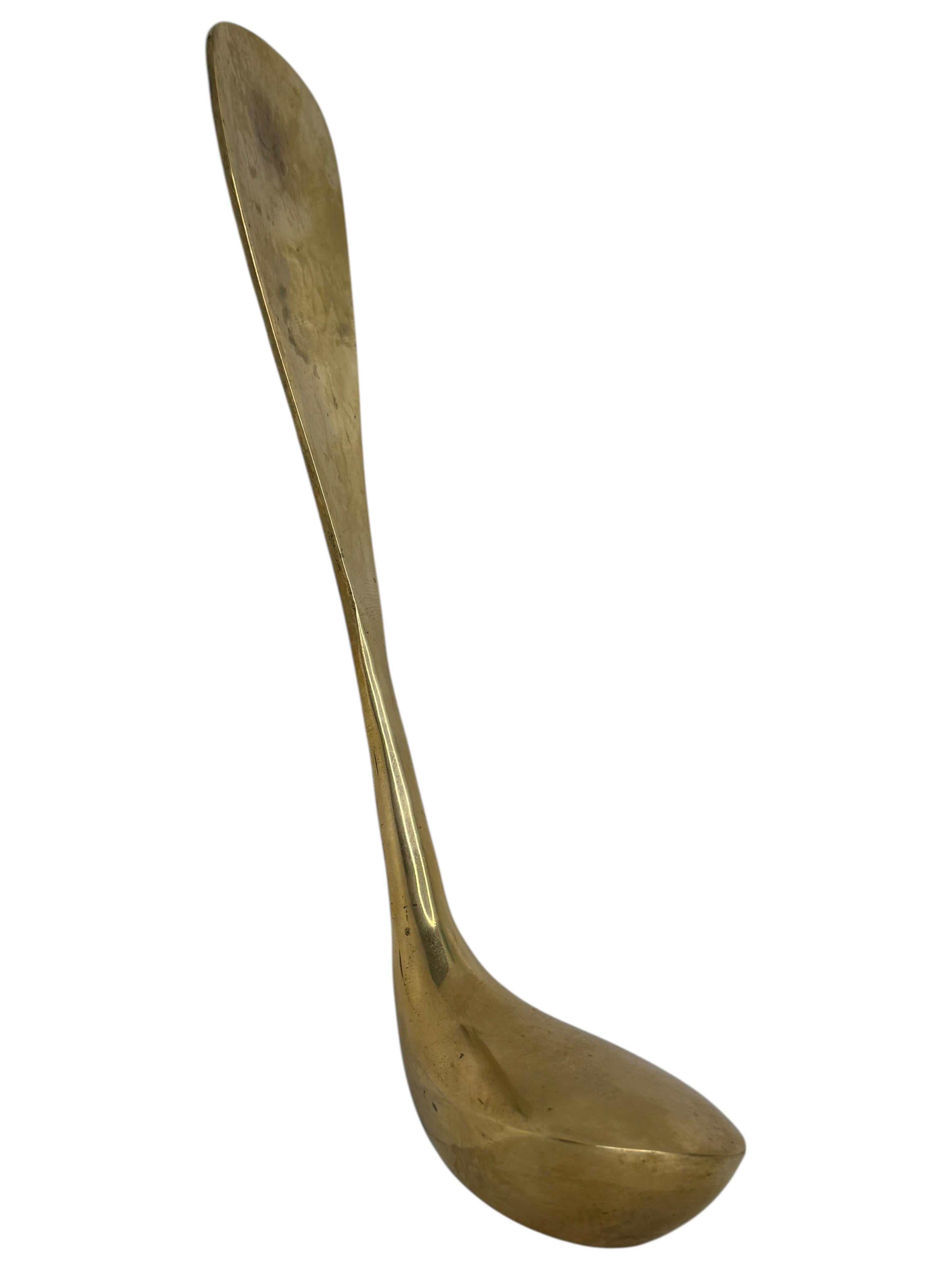 Chausse-pieds sculptural en forme de club de golf, fabriqué par Gerstenberg, Kunstgewerbe en Allemagne. Le matériau est du laiton poli. Belle pièce de collection pour le golf ou tout simplement pour l'utiliser. Labellisé pour une utilisation dans