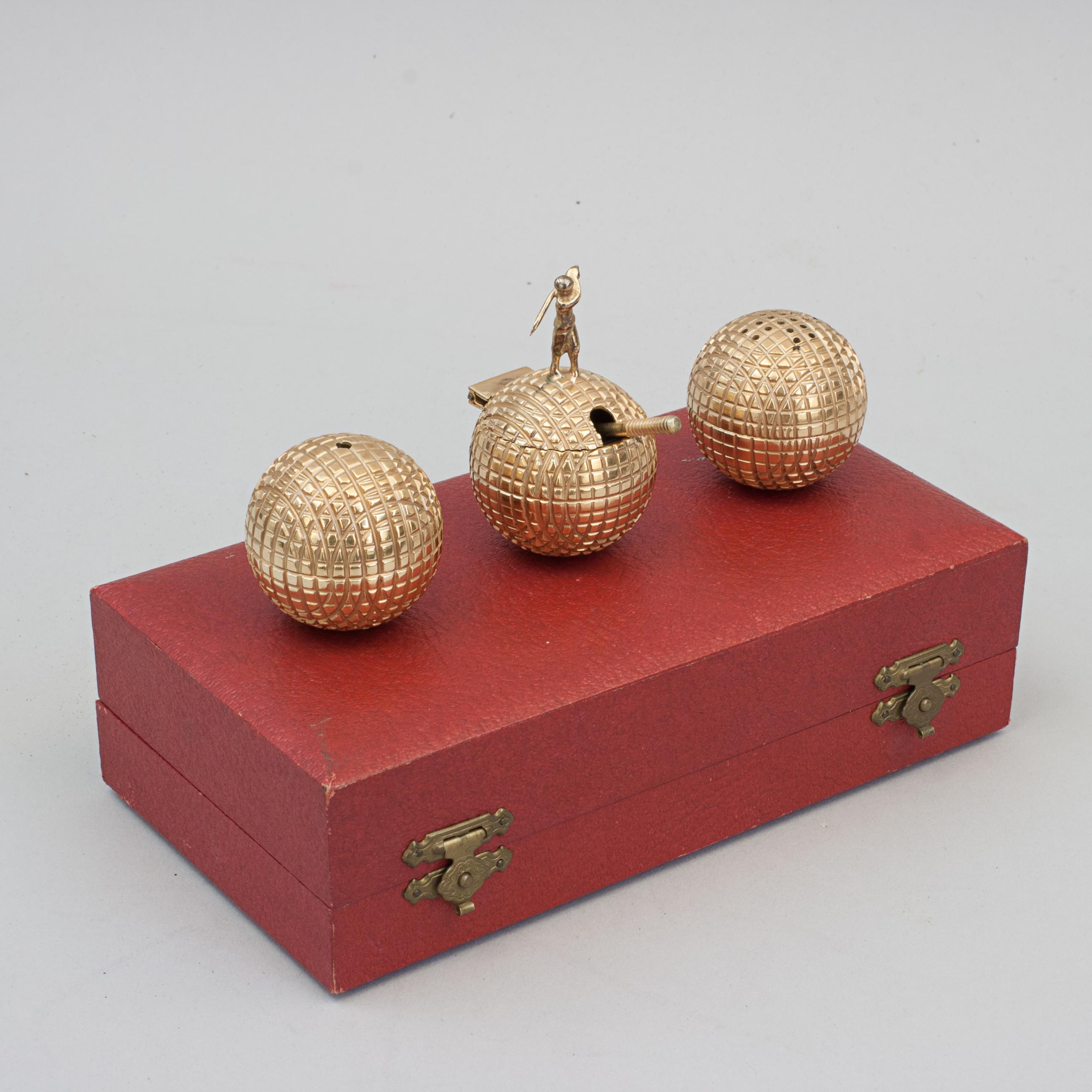 Golf Cruet Set of Salt Pepper and Mustard in the Shape of Gutty Golf Balls For Sale 8