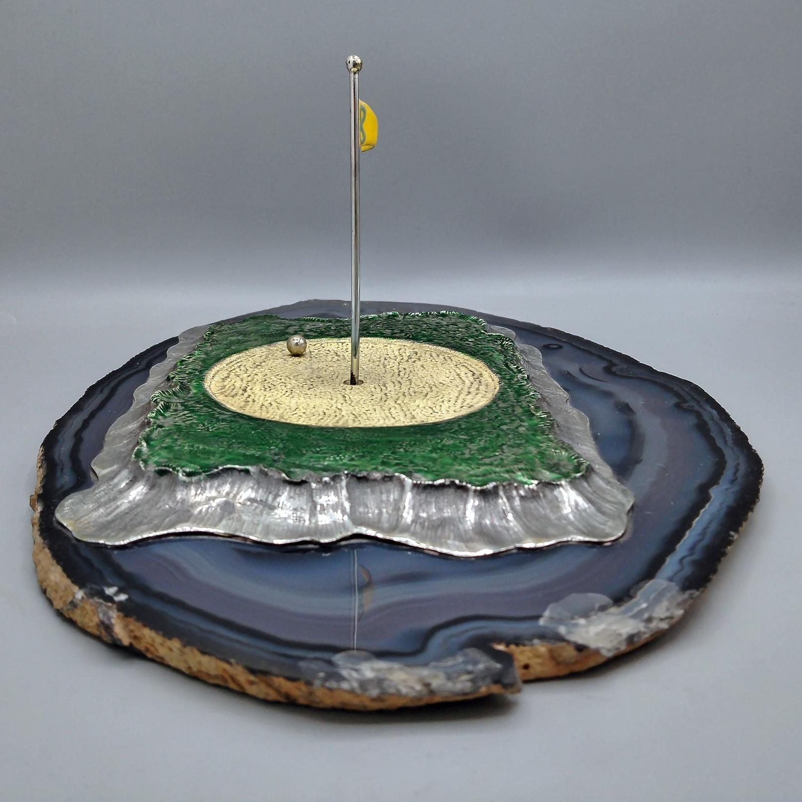 Argent Vert de golf en argent massif 800 émaillé,  bruni  anf doré sur base d'agate en vente
