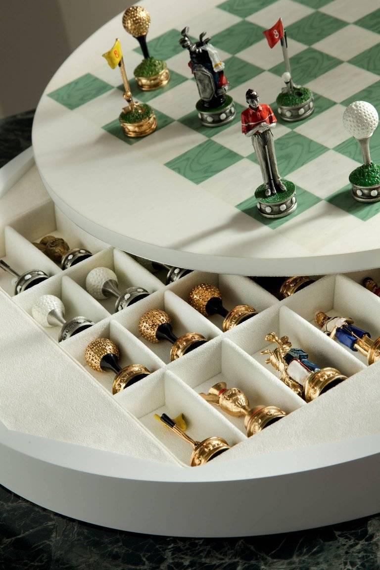 White bird's-eye maple and erable. Hand-painted golf chessmen.