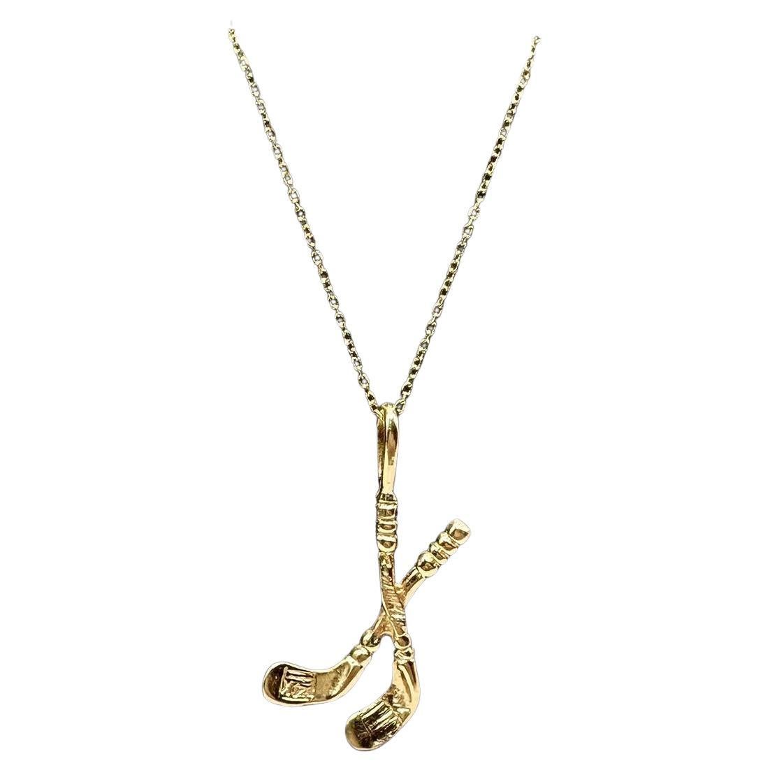 Collier avec pendentif en or jaune 14kt en forme de fer de golf - 20in, Pre-Loved en vente