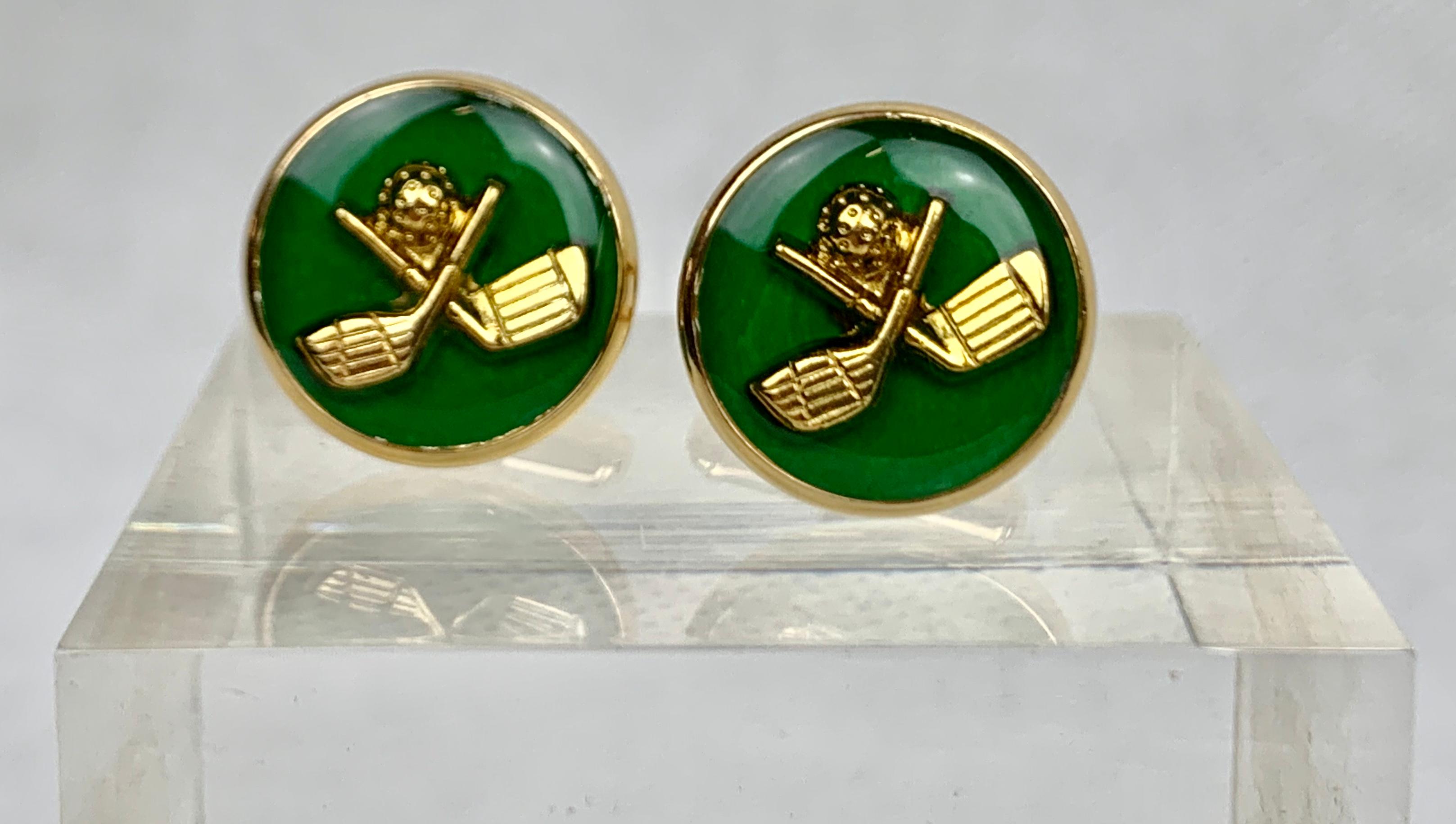A Pair of Cufflinks with Green Enamel Golf Clubs & Ball Motif In Good Condition In West Palm Beach, FL