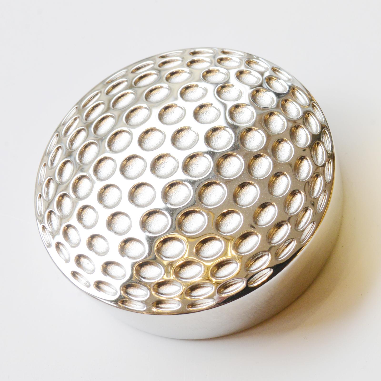 Presse-papier Golf Palladium fait
entièrement en laiton massif en palladium
finition avec motif de balle de golf.
Également disponible en or ou en ruthénium.