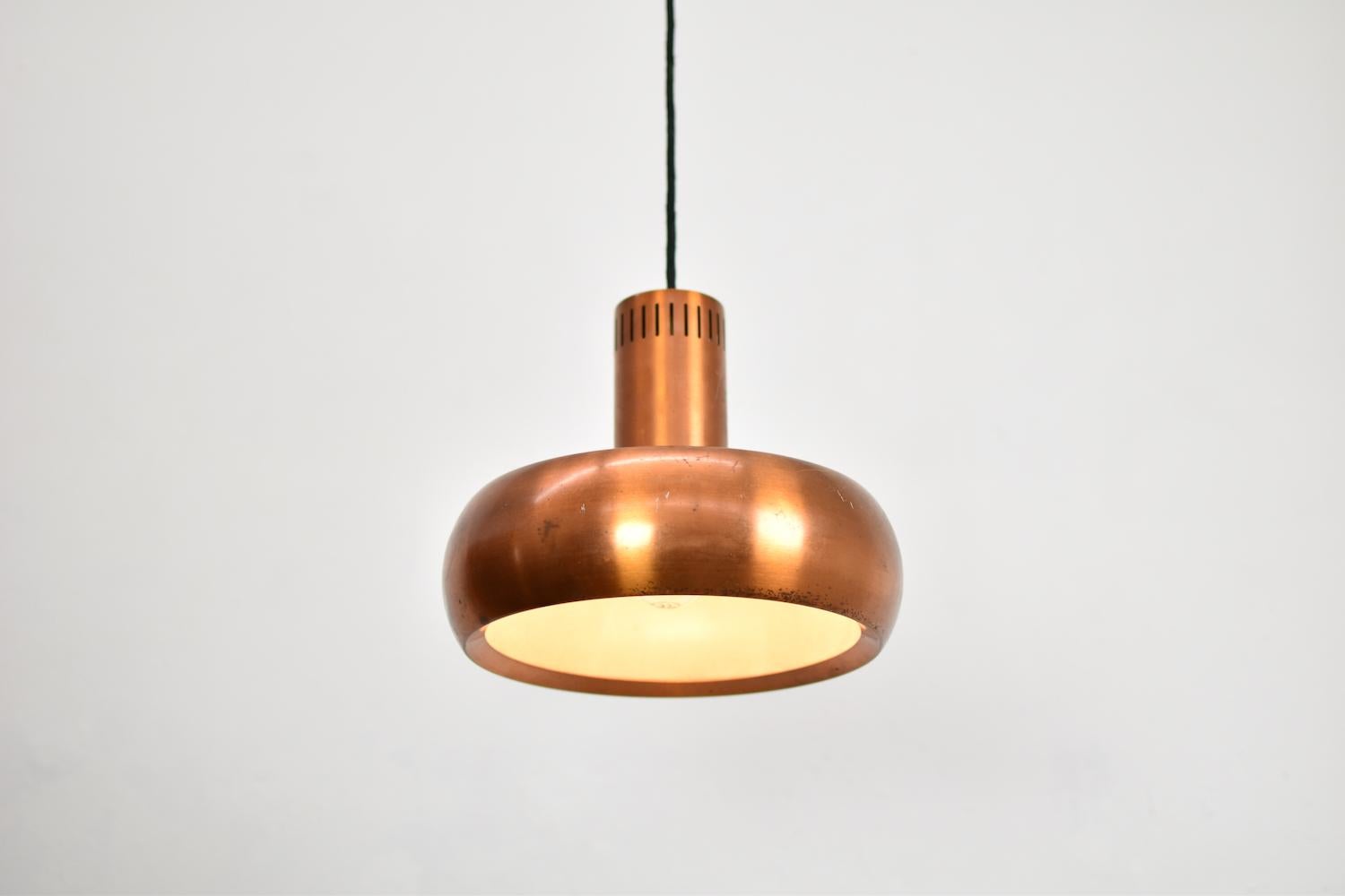 Rare and original ‘Golf’ pendant by Jo Hammerborg for Fog & Mørup, Denmark, 1970s. This pendant is made out of copper and is very elegant. Some normal signs of age and use.
