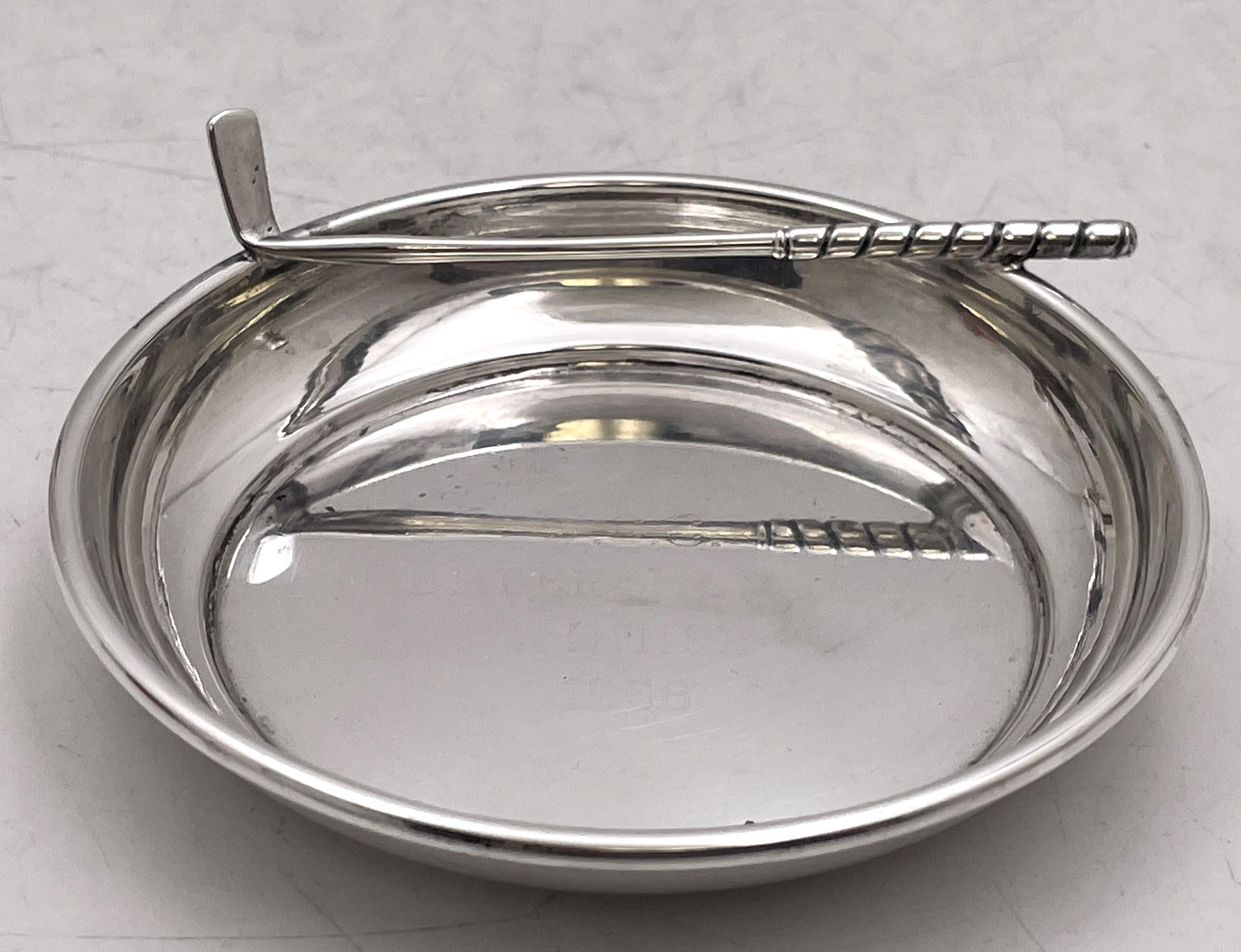 Sterling silver trinket dish, beautifully adorned with a realistic golf club. It measures 4'' in diameter (length of the club is 3 3/4'') by 1 1/8'' in height, weighs 2.1 troy ounces, and bears hallmarks as shown.

Please feel free to ask us any