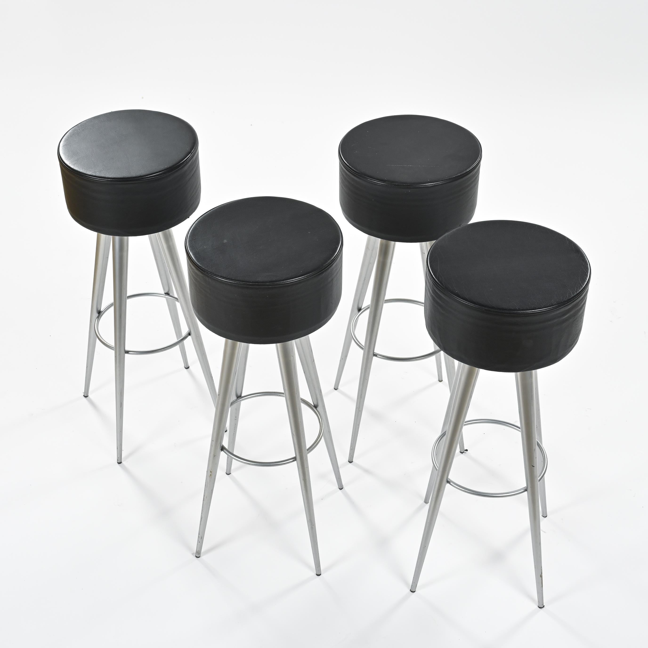 
Set di quattro sgabelli Golia disegnati da Maurizio Peregalli e prodotti da Zeus Noto all'inizio degli anni '90. La base in metallo laccato grigio poggia su quattro gambe affusolate che conferiscono allo sgabello un profilo equilibrato e snello. Un