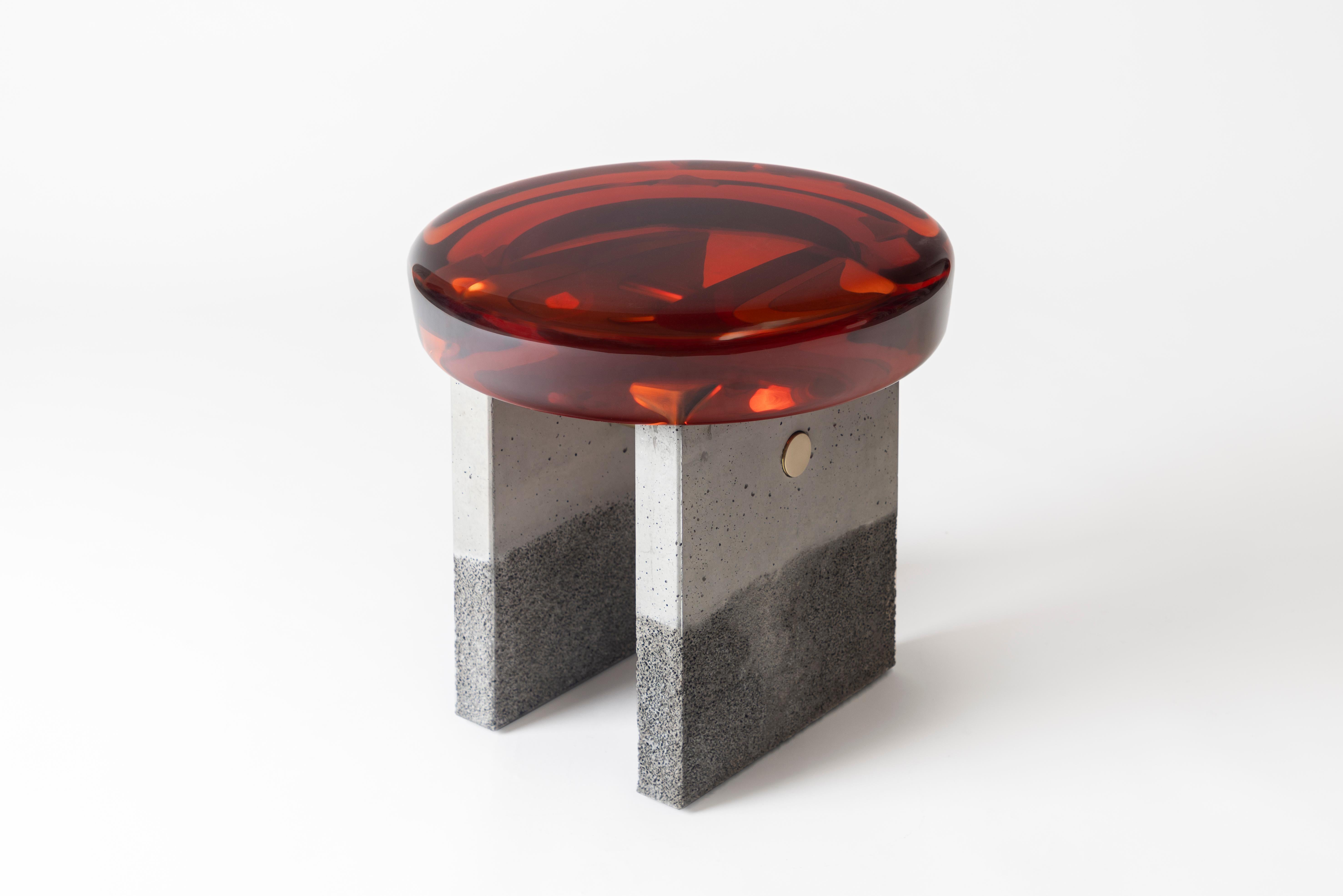 Moderne Tabouret Golia par Draga & Aurel Résine et laiton, 21e siècle en vente