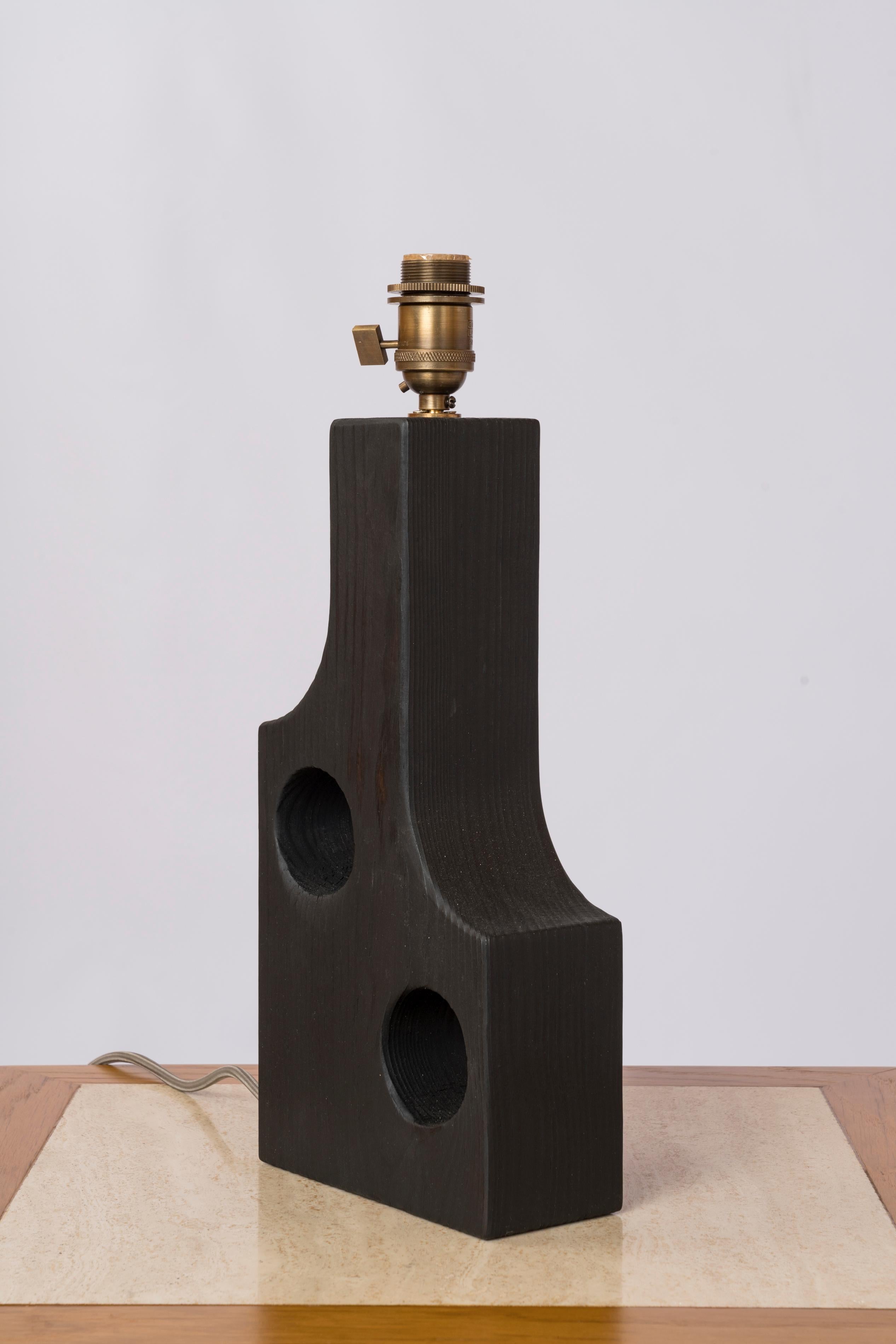 Français Lampe de bureau Gomariz en bois de pin brûlé Facto Atelier Paris - France années 2020 en vente