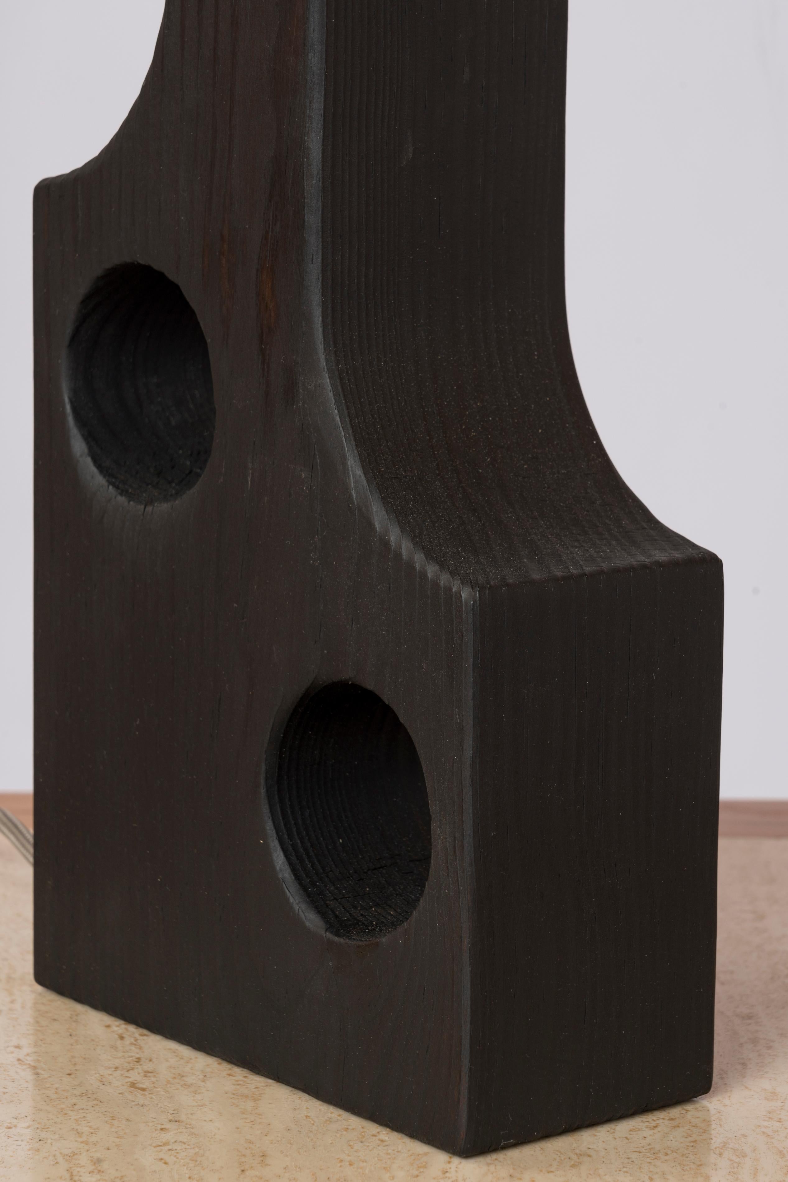 Lampe de bureau Gomariz en bois de pin brûlé Facto Atelier Paris - France années 2020 Neuf - En vente à New York, NY