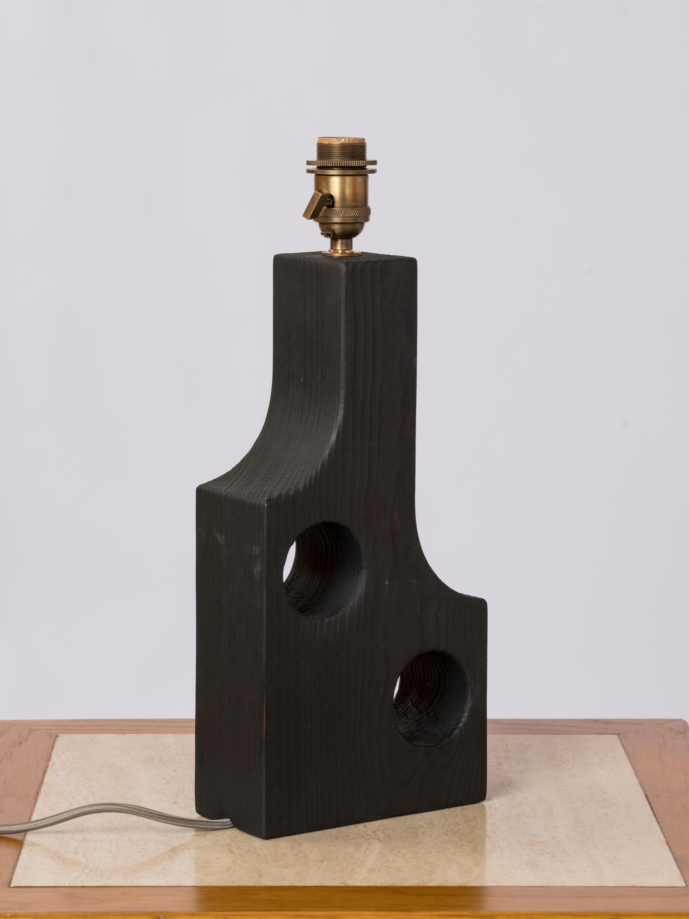 XXIe siècle et contemporain Lampe de bureau Gomariz en bois de pin brûlé Facto Atelier Paris - France années 2020 en vente